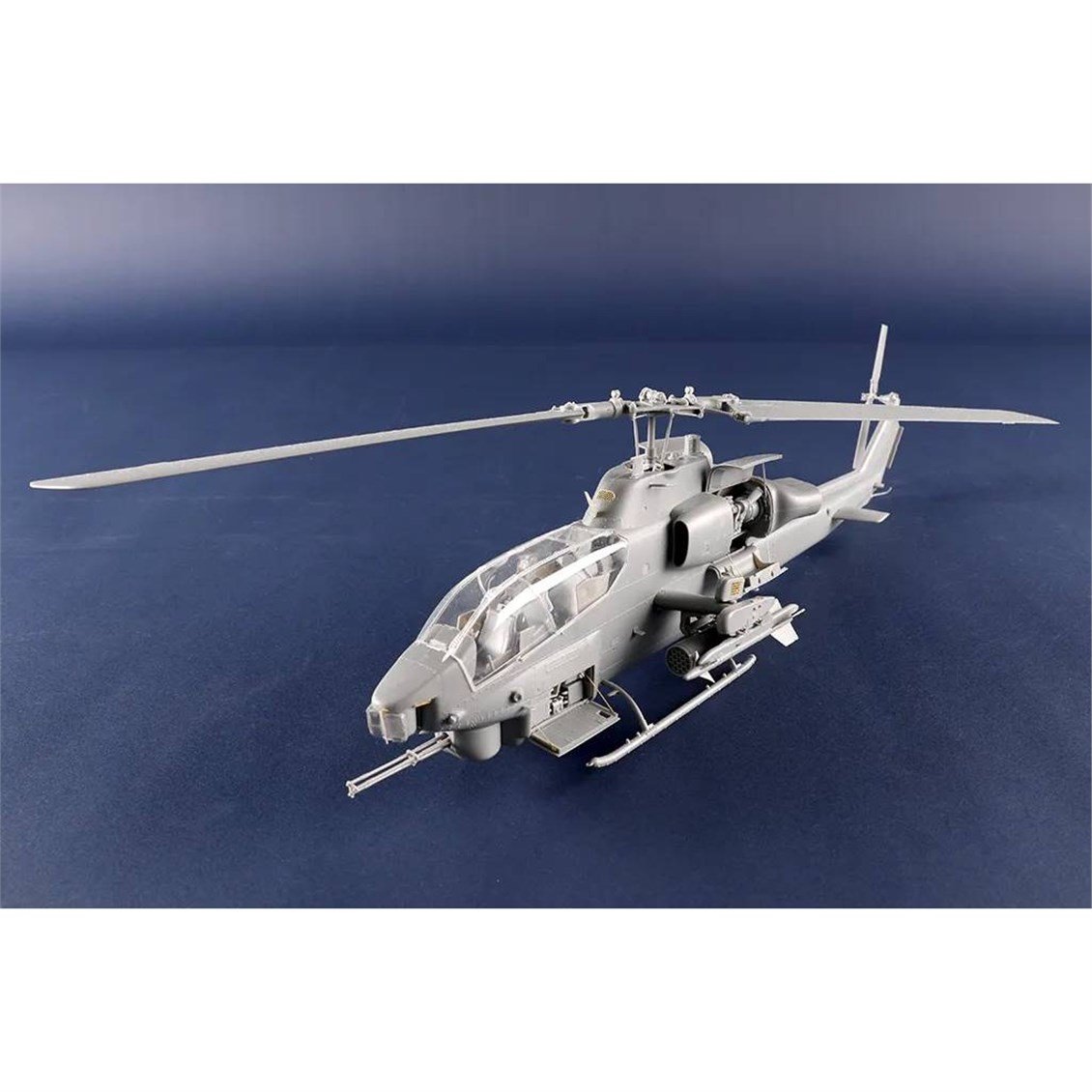 Trumpeter 05117 1/35 Ölçek, AH-1W Super Cobra (Turned Exhaust), Askeri Helikopter Plastik Model Kiti
