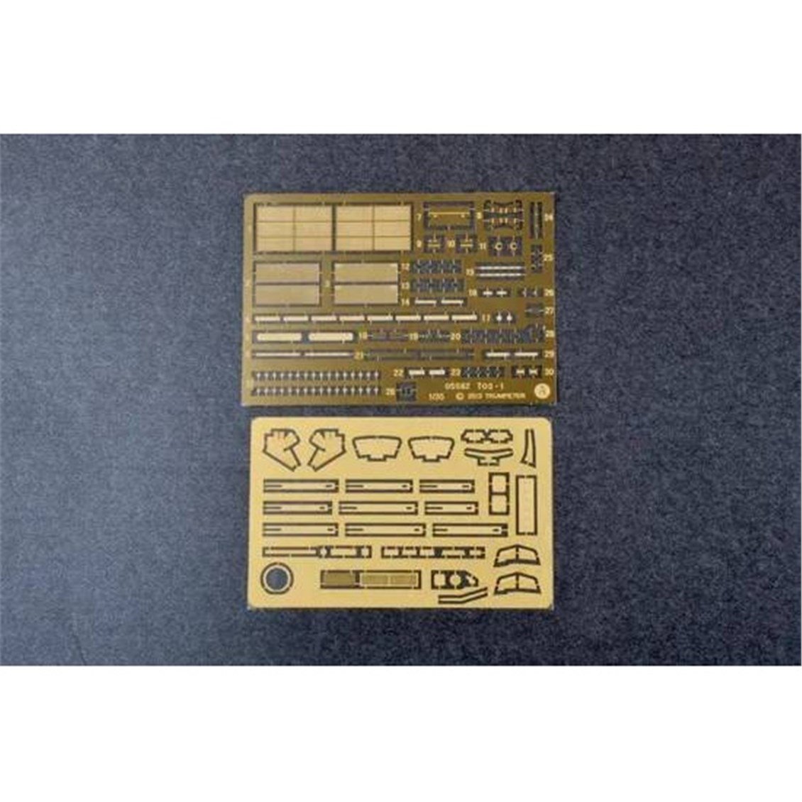 Trumpeter 05582 1/35 Ölçek, Rus TOS-1A, Çoklu Roketatar Plastik Model Kiti