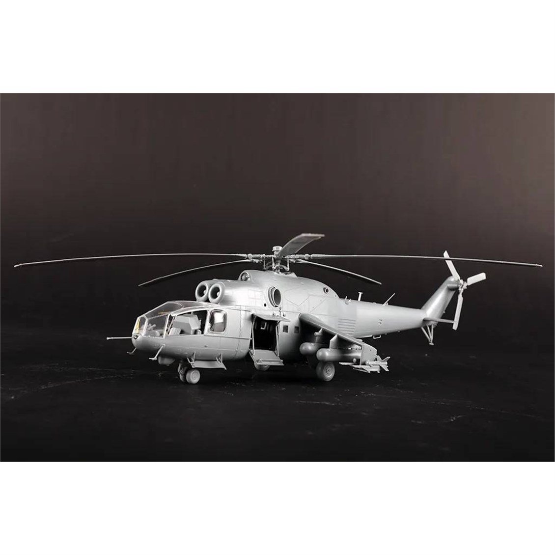Trumpeter 05828 1/48 Ölçek, Mi-24A Hind-B, Askeri Helikopter Plastik Model Kiti