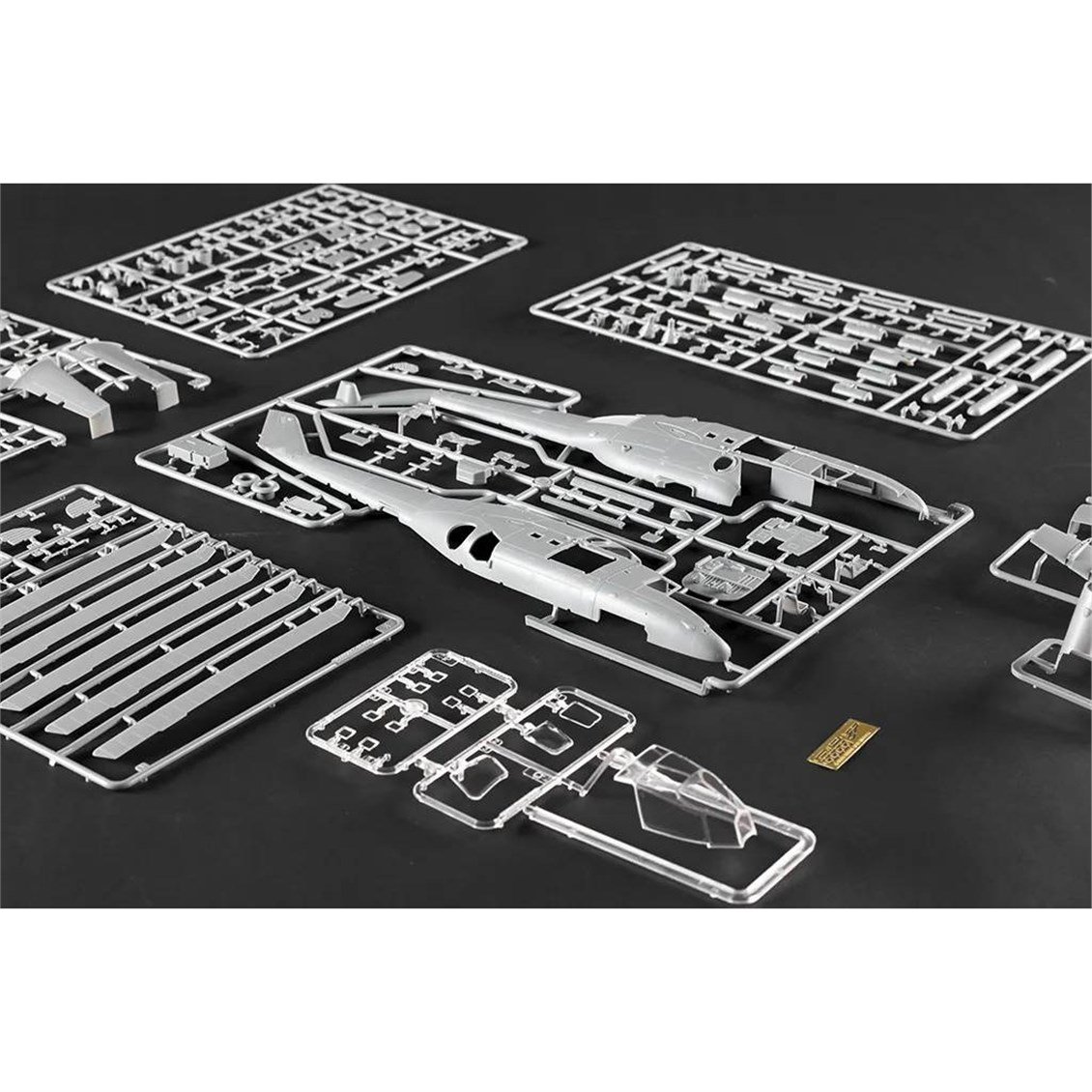 Trumpeter 05828 1/48 Ölçek, Mi-24A Hind-B, Askeri Helikopter Plastik Model Kiti