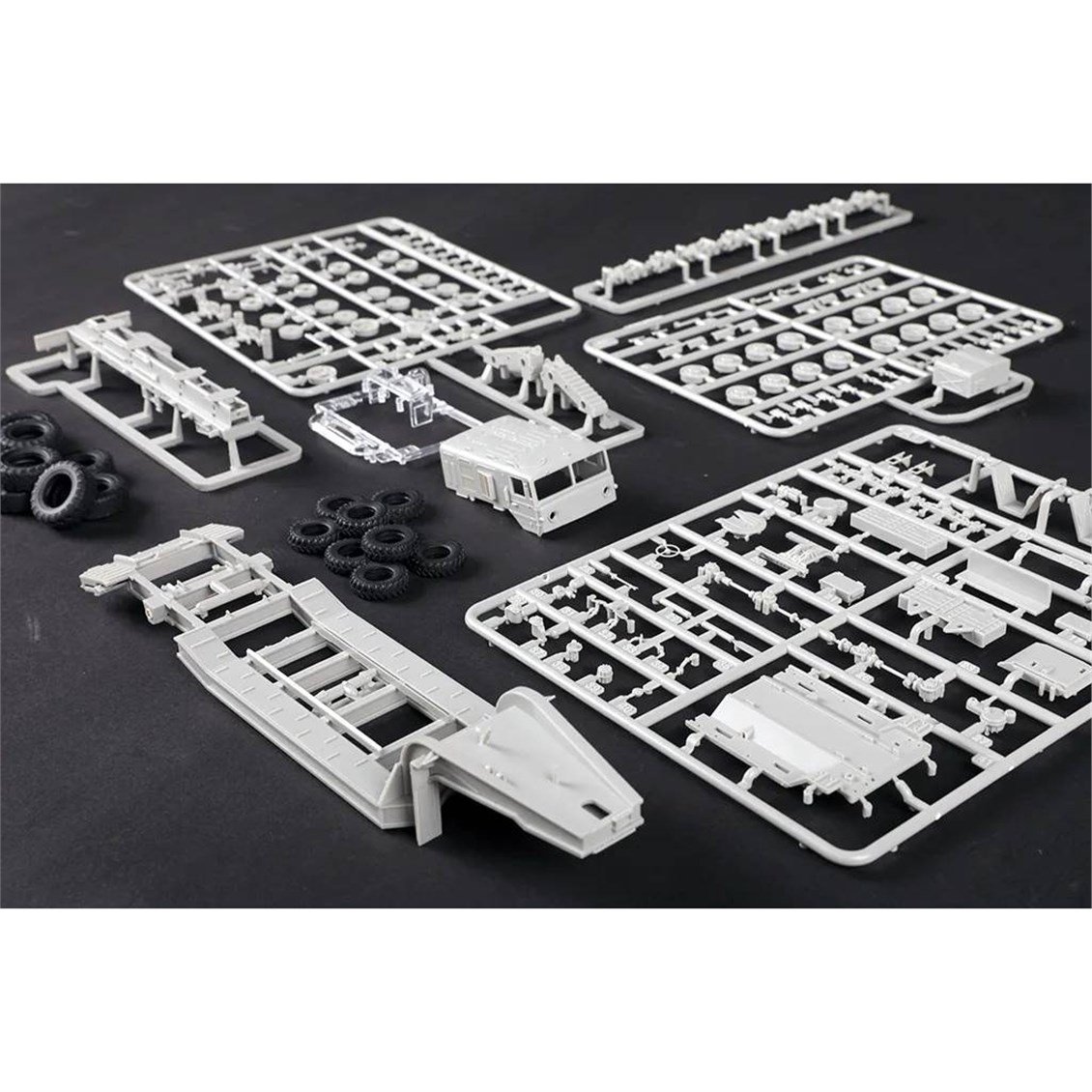 Trumpeter 07195 1/72 Ölçek, MAZ-537G Çekici (Geç Dönem) ve MAZ/ChMZAP-5247G Yarı Römork, Plastik Model Kiti