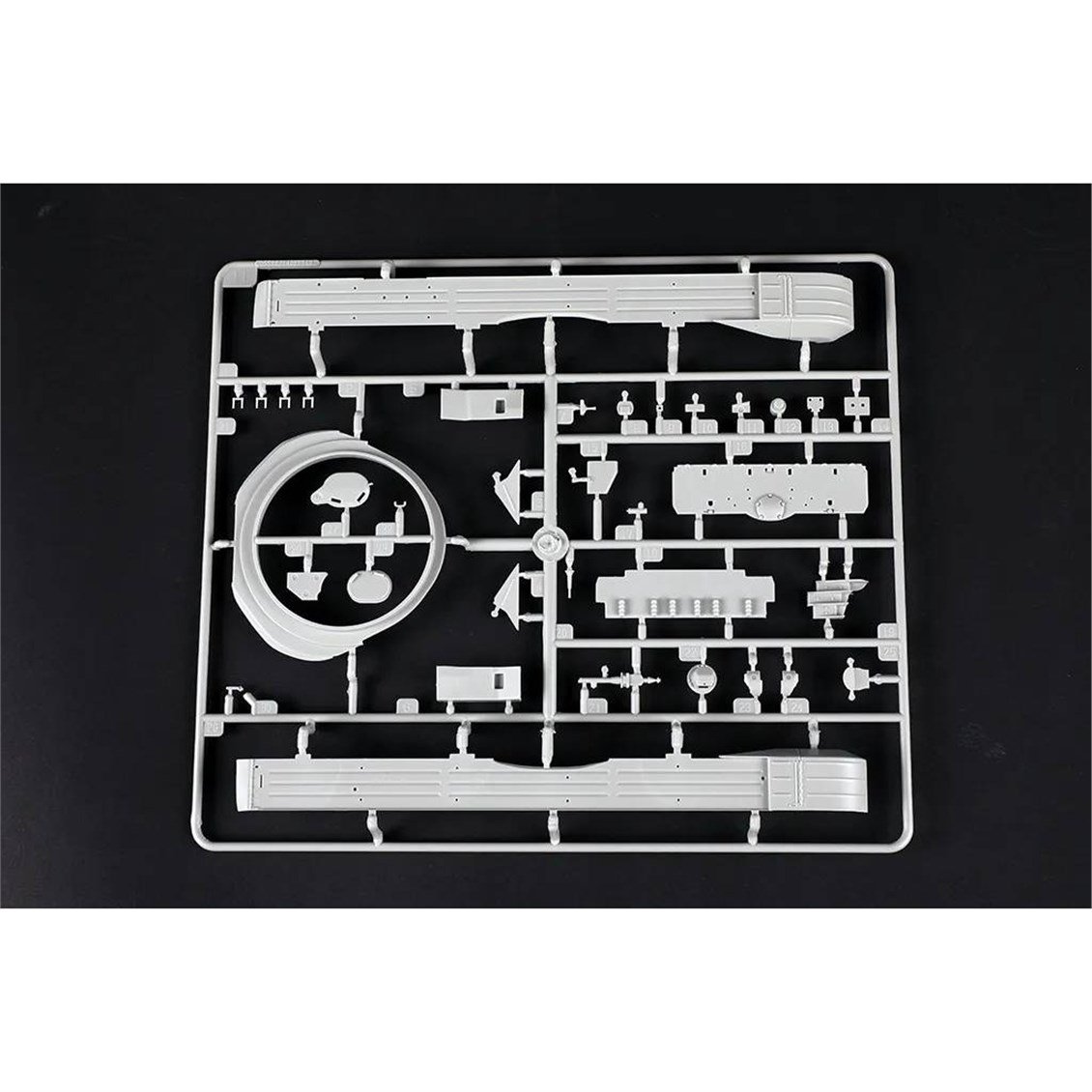 Trumpeter 09602 1/35 Ölçek, Sovyet T-72 Ural Tankı ve Kontakt-1 Reaktif Zırhı (ERA), Plastik Model Kiti