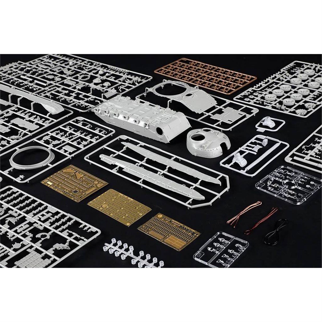 Trumpeter 09602 1/35 Ölçek, Sovyet T-72 Ural Tankı ve Kontakt-1 Reaktif Zırhı (ERA), Plastik Model Kiti