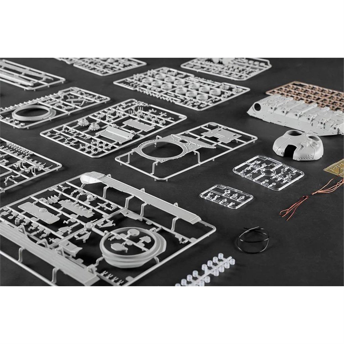 Trumpeter 09604 1/35 Ölçek, T-72M1 MBT, Ana Muharebe Tankı Plastik Model Kiti
