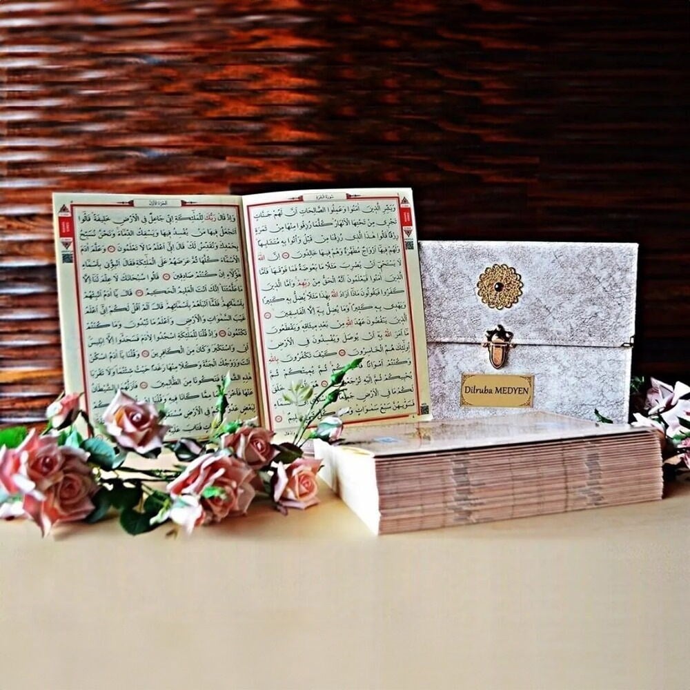 30 Cüz Nubuk Kaplama Özel Taşıma Çantalı Cami Boy Kuranı Kerim -Krem (3.415 gr 25X37X7 cm)