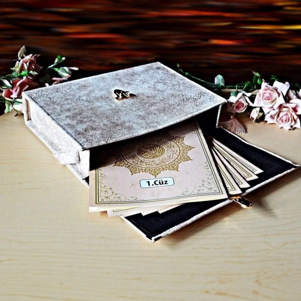 30 Cüz Nubuk Kaplama Özel Taşıma Çantalı Cami Boy Kuranı Kerim -Krem (3.415 gr 25X37X7 cm)