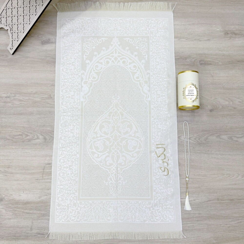Arapça Hediyelik İsimli  Seccade (68x110 Cm) ,İnci Tesbih ,99 lu Tesbih, Silindir Seti - Krem
