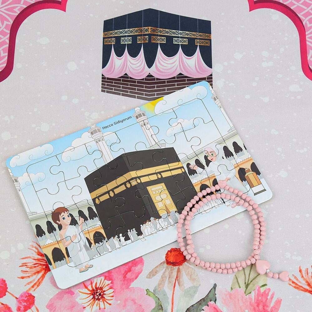 Çocuk Seccadesi Kabe Pembe & Kokulu Kalp İşlemeli Tesbih Bebek Pembesi & Hacca Gidiyorum Puzzle
