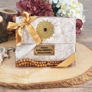 Hediyelik Kadife Çantalı Yasin, Kokulu Tesbih, Asetat Kutulu (17×15) Set