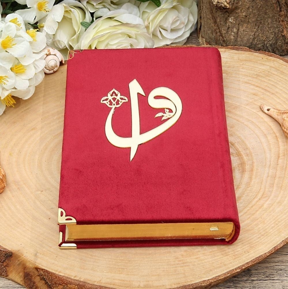 Hediyelik Kadife Kaplı Kur'an-ı Kerim, Seccade, İnci Tesbih, Asetat Kutulu (26×23) Set