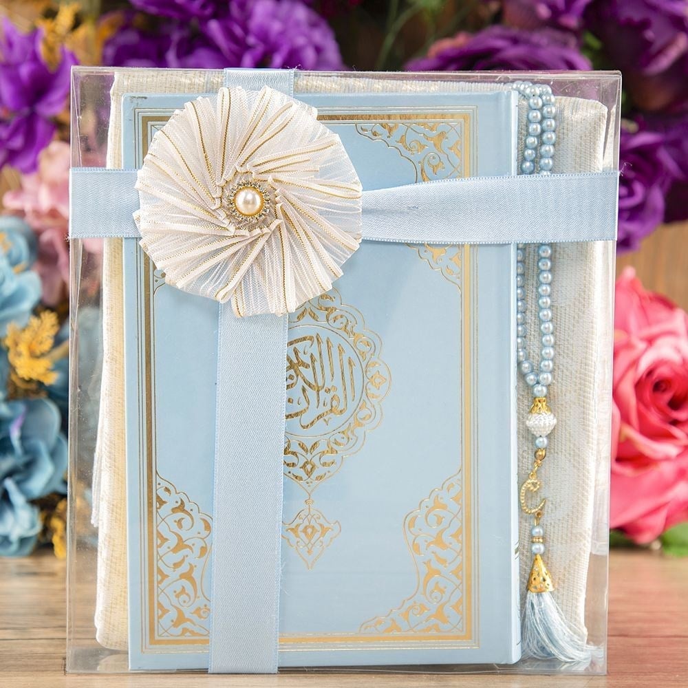 Hediyelik Kuran-ı Kerim, İnci Tesbih, Seccade, Asetat Kutulu(25X18 cm) Mevlid Paketi- Bebe Mavi