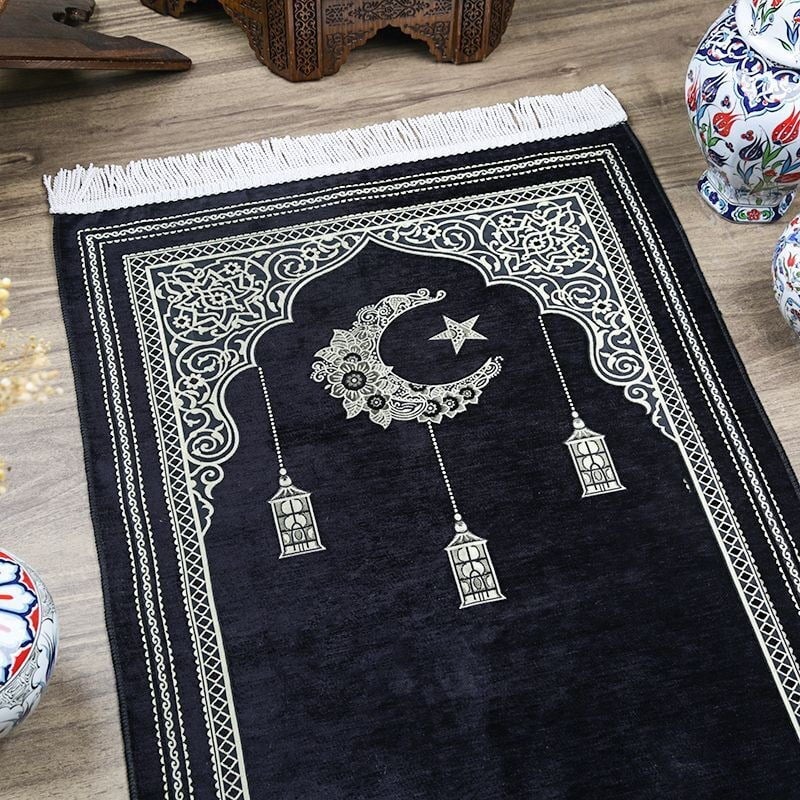 İsimli Ramadan Kerim Şönil Seccade Siyah 68x110 cm