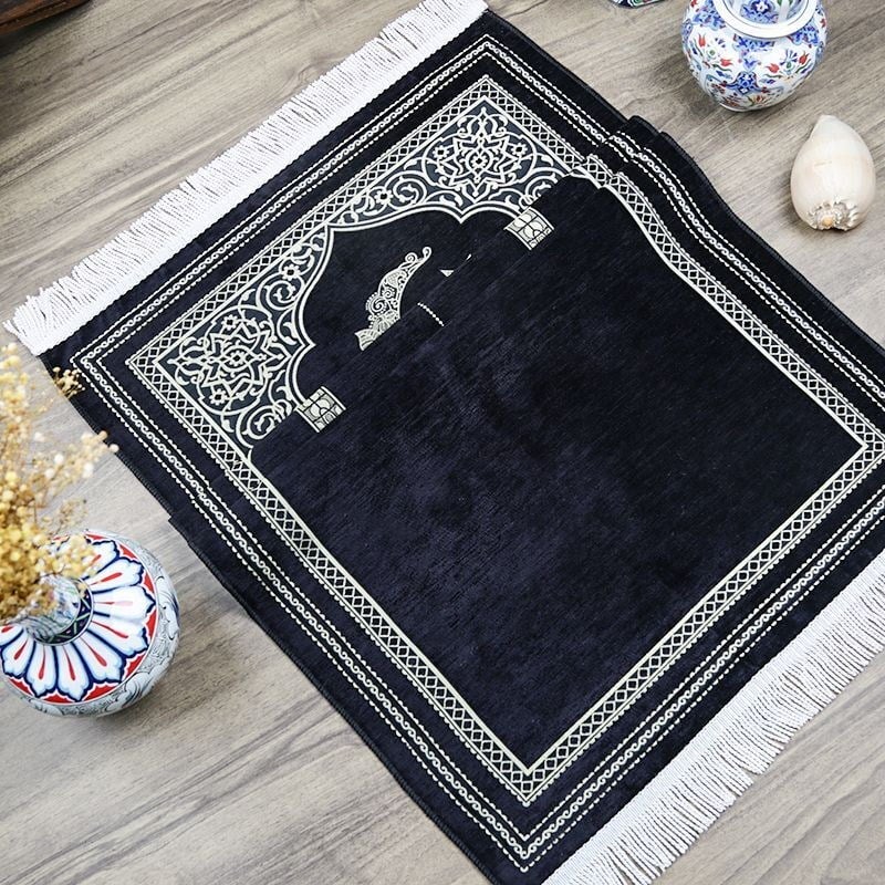İsimli Ramadan Kerim Şönil Seccade Siyah 68x110 cm