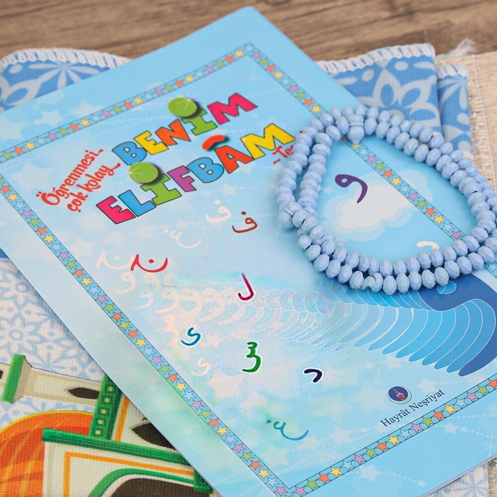 İsme Özel Çocuk Seccadesi ve Eğitici Kitabı Namaz Seti  - Mavi 45x82 cm -288 gr - Tesbih