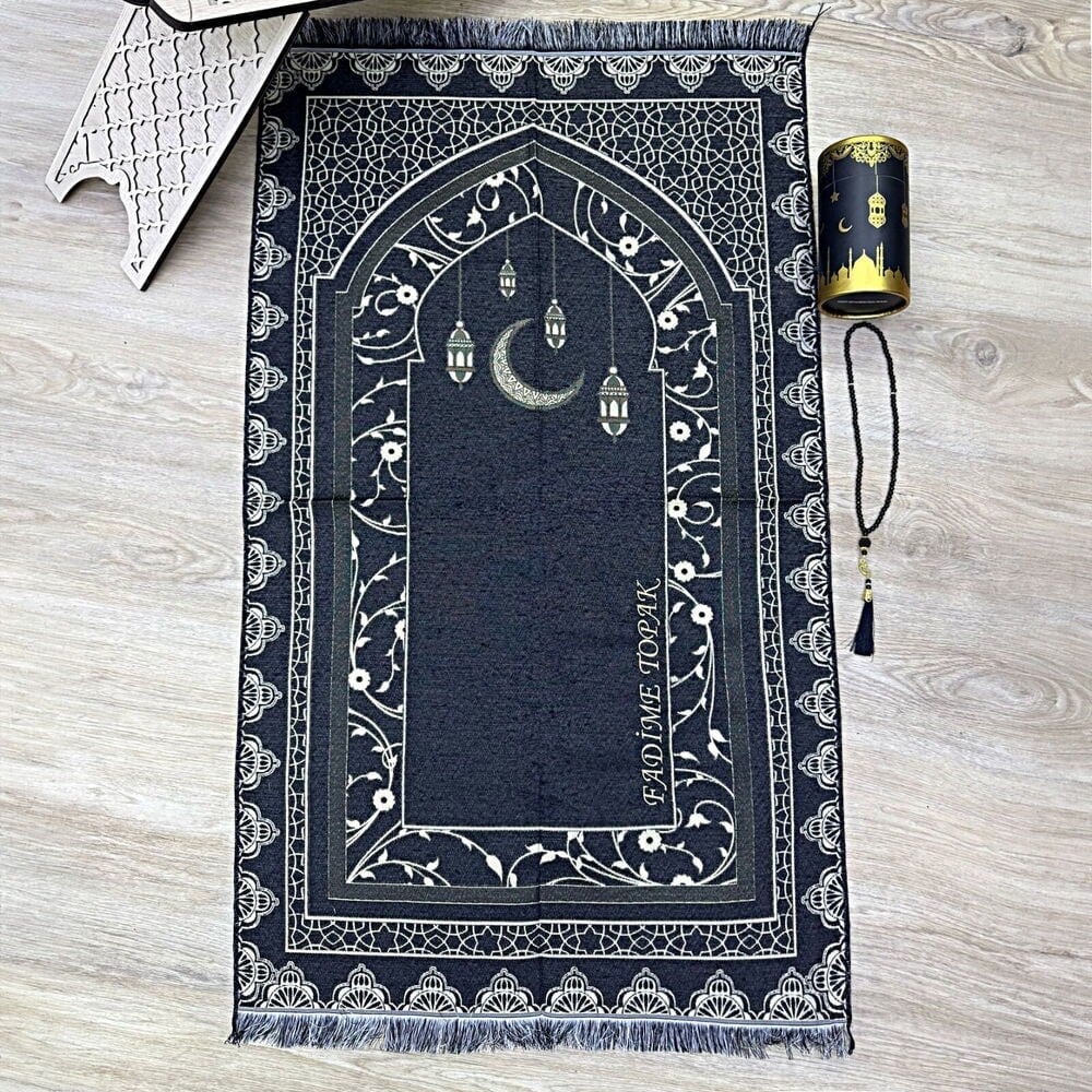 İsme Özel Nakışlı Seccade( 69*115) Silindir Kutulu Seti  İnci 99 lu Tesbih-Siyah