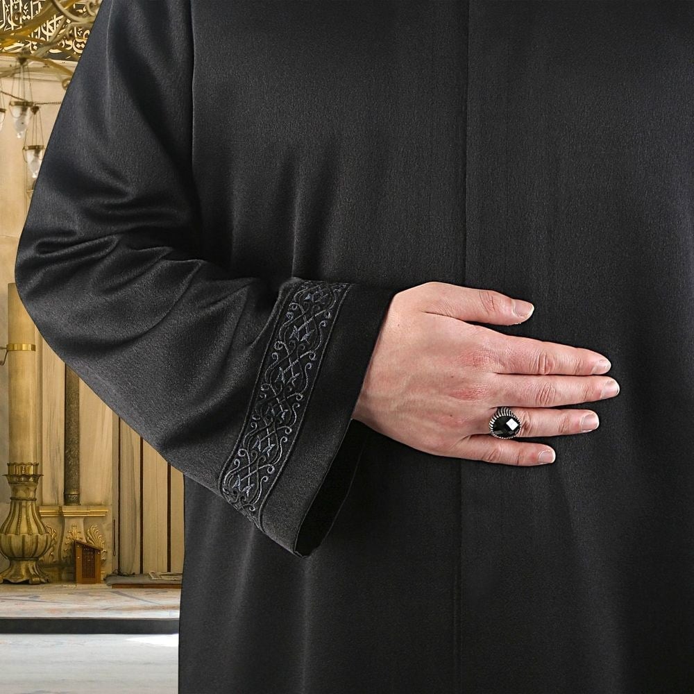 Lüks Mihrab İmam Cübbesi Siyah Sadece Kol ve Yakada Nakışlı