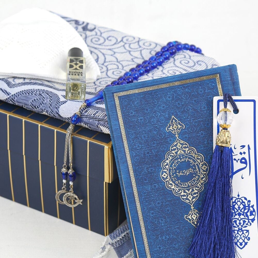 Mühürlü Kur'an-ı Kerim (Çanta Boy 12x16 cm) & Erkek Esans & Erkek Tesbih 33'lü & Takke & Kitap Ayracı & Seccade