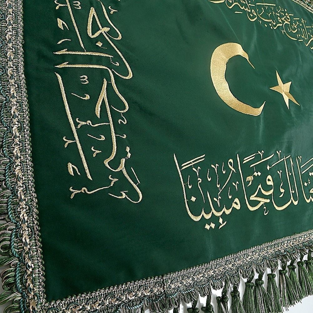 Nakışlı Fetih Sancağı Nasrumminallah- نَصْرٌ مِنْ اَللهِ وَفَتْحٌ قَرِيبٌ وَبَشِّرِ الْمُؤْمِنِينَ (60*110 cm)-Yeşil