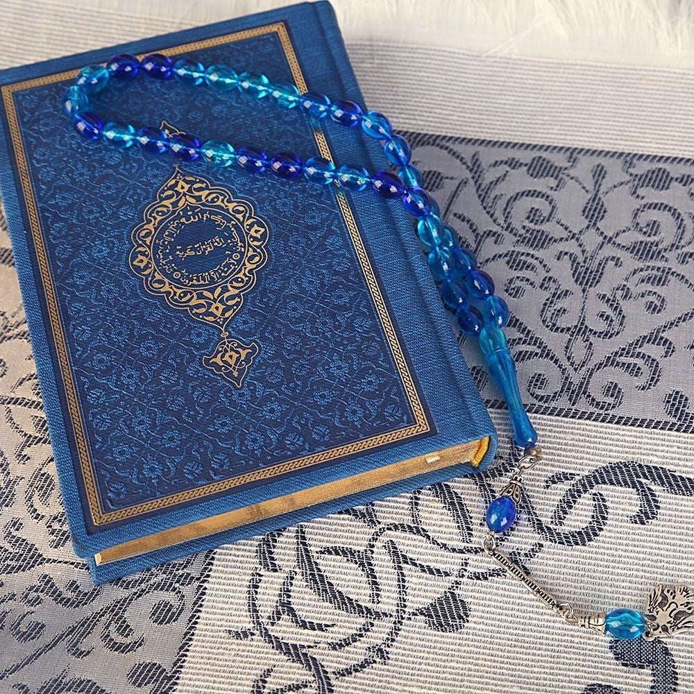 Ramazan Hediye Paketi  Çanta Boy Kur'an-ı Kerim, Tafta Seccade,33 lü Erkek Tesbih (17*25*6 cm 720 gr)-Lacivert