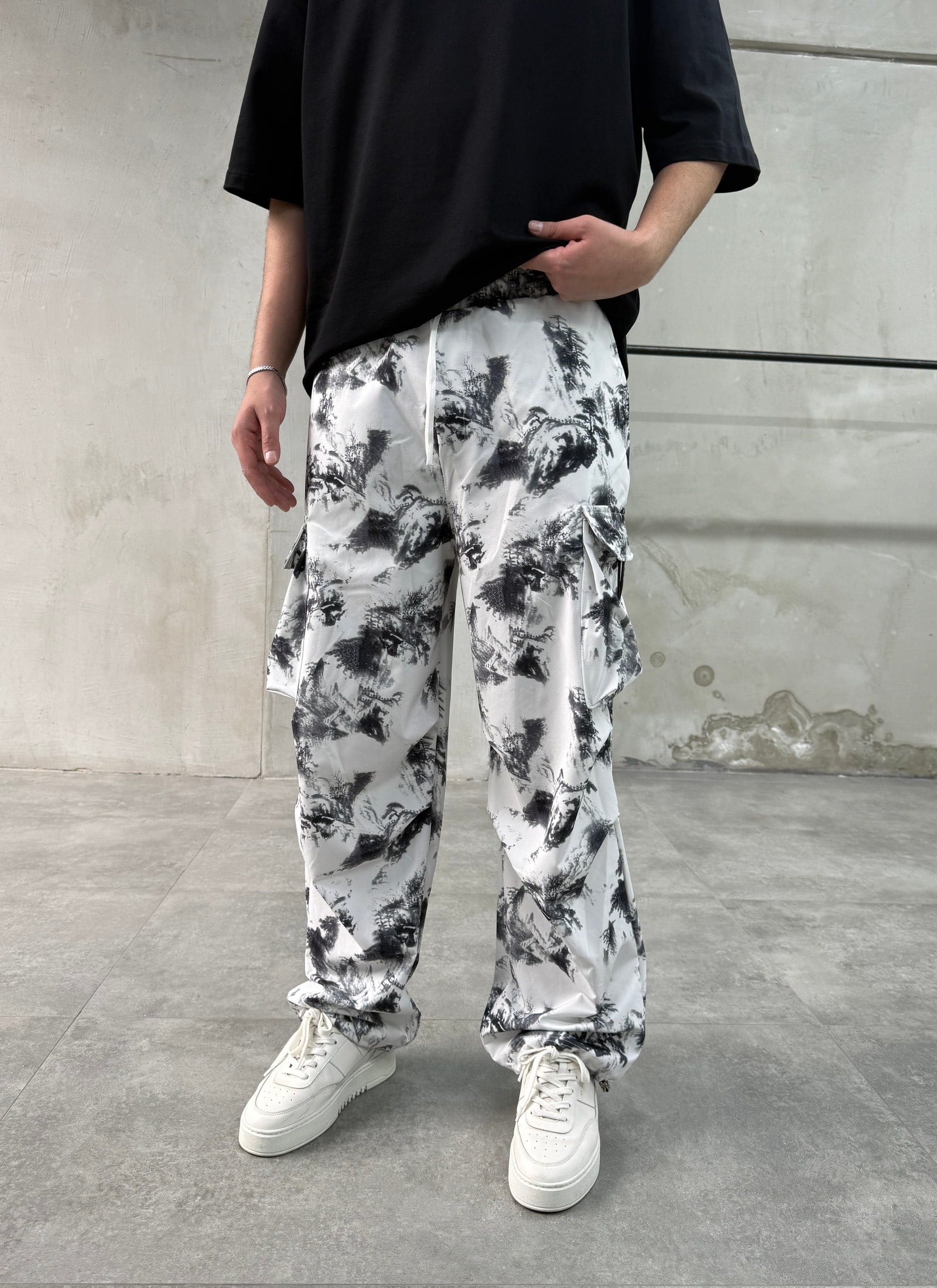 Batik Desenli Beyaz Paraşüt Pantolon