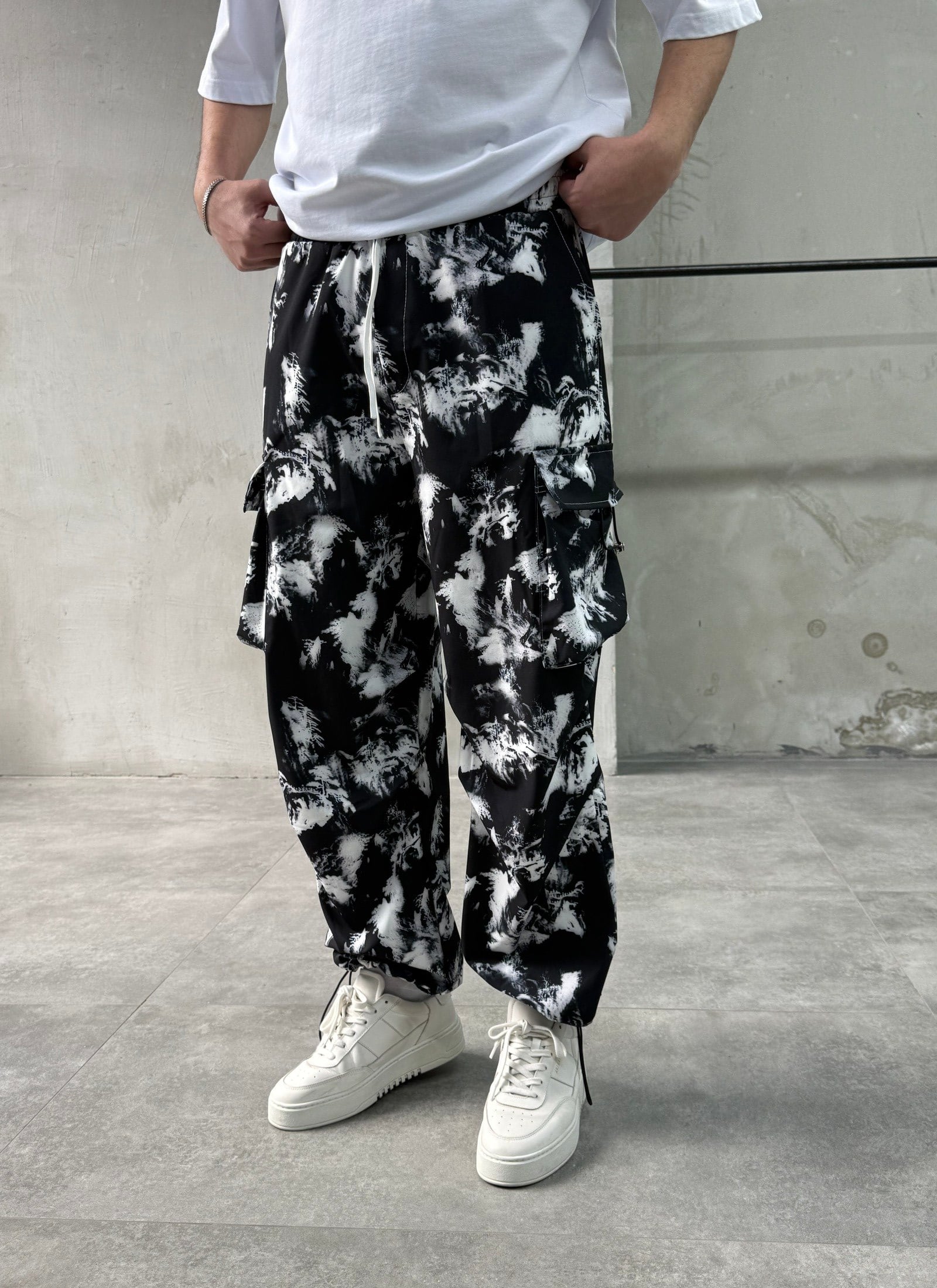 Batik Desenli Siyah Paraşüt Pantolon