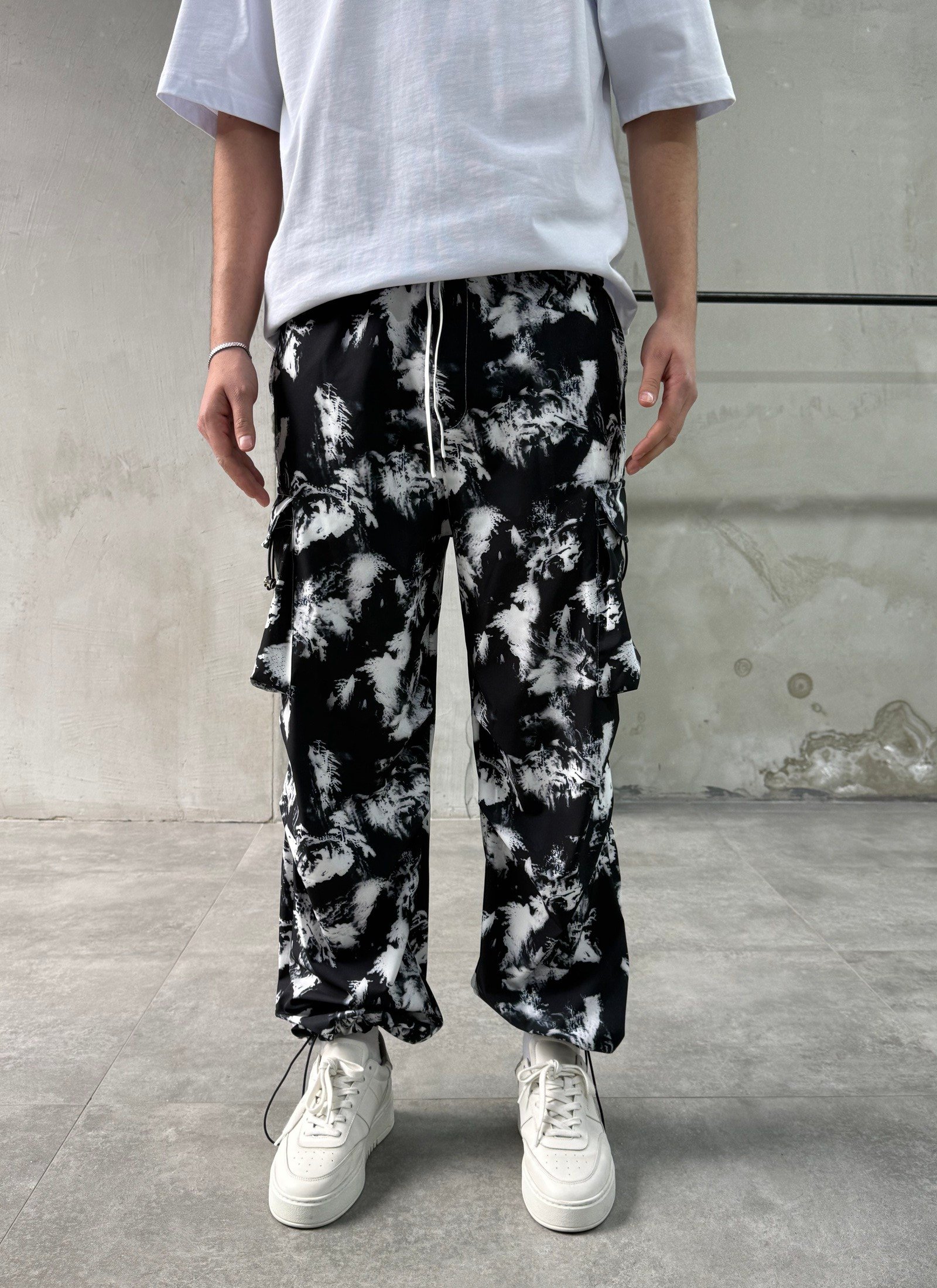 Batik Desenli Siyah Paraşüt Pantolon