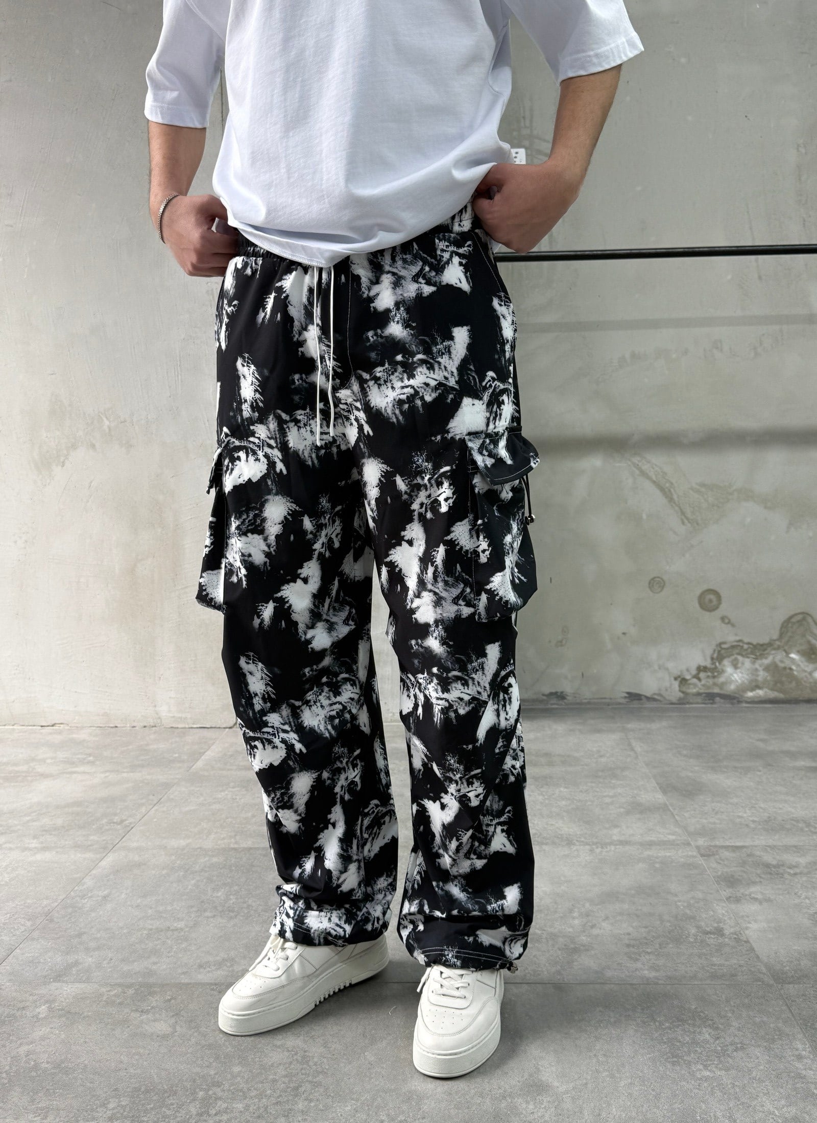 Batik Desenli Siyah Paraşüt Pantolon