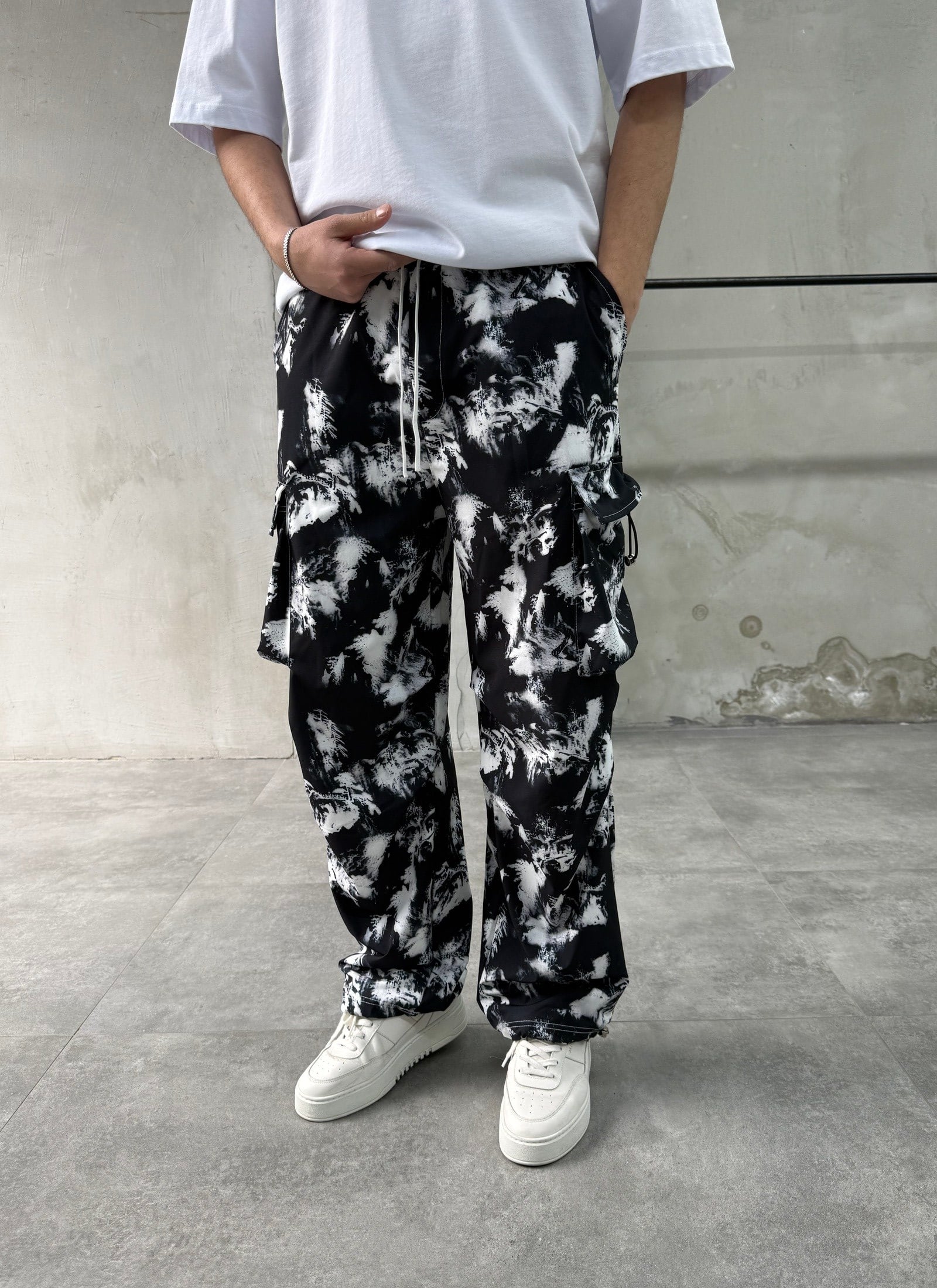 Batik Desenli Siyah Paraşüt Pantolon