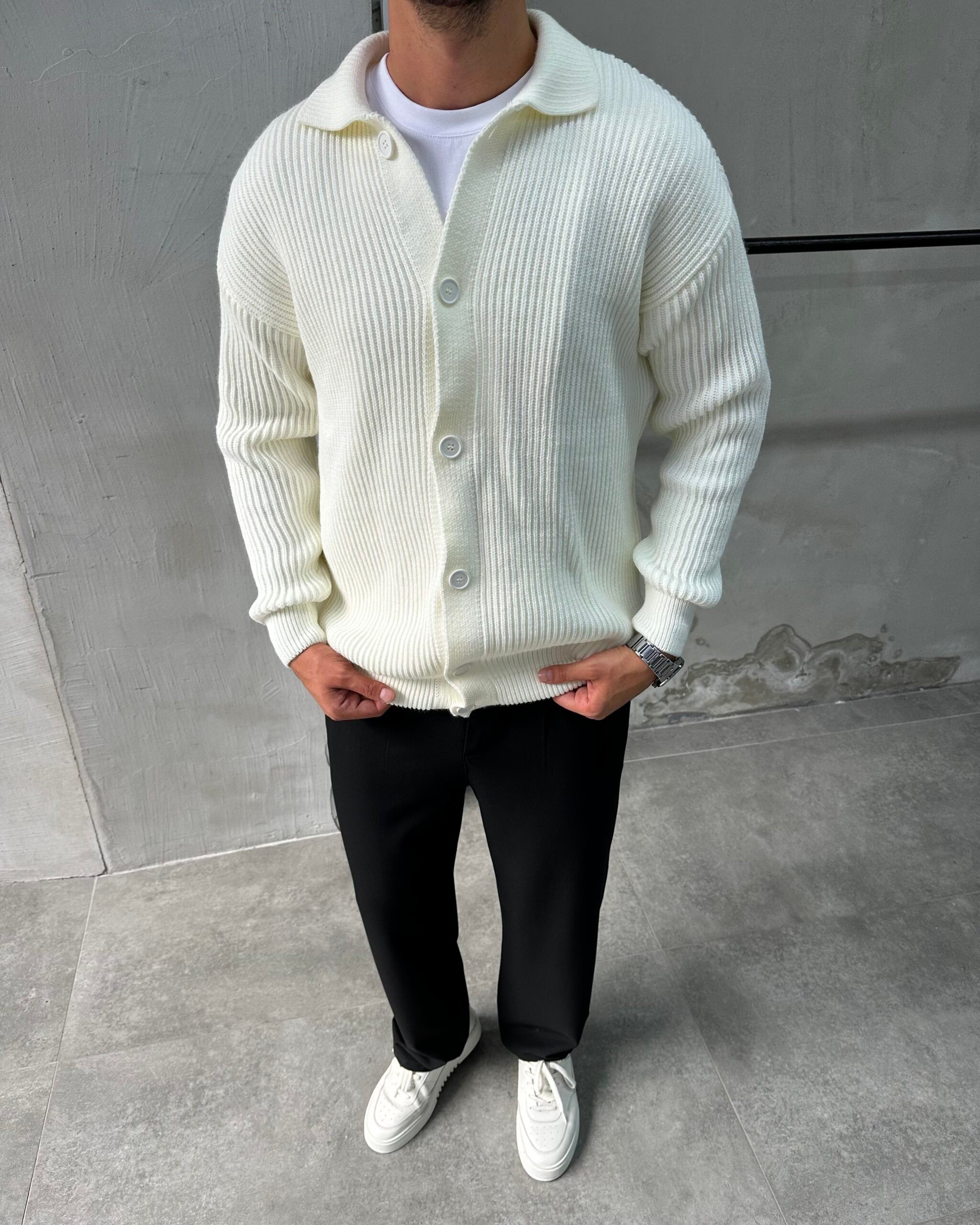 Düğmeli Ekru Örme Hırka