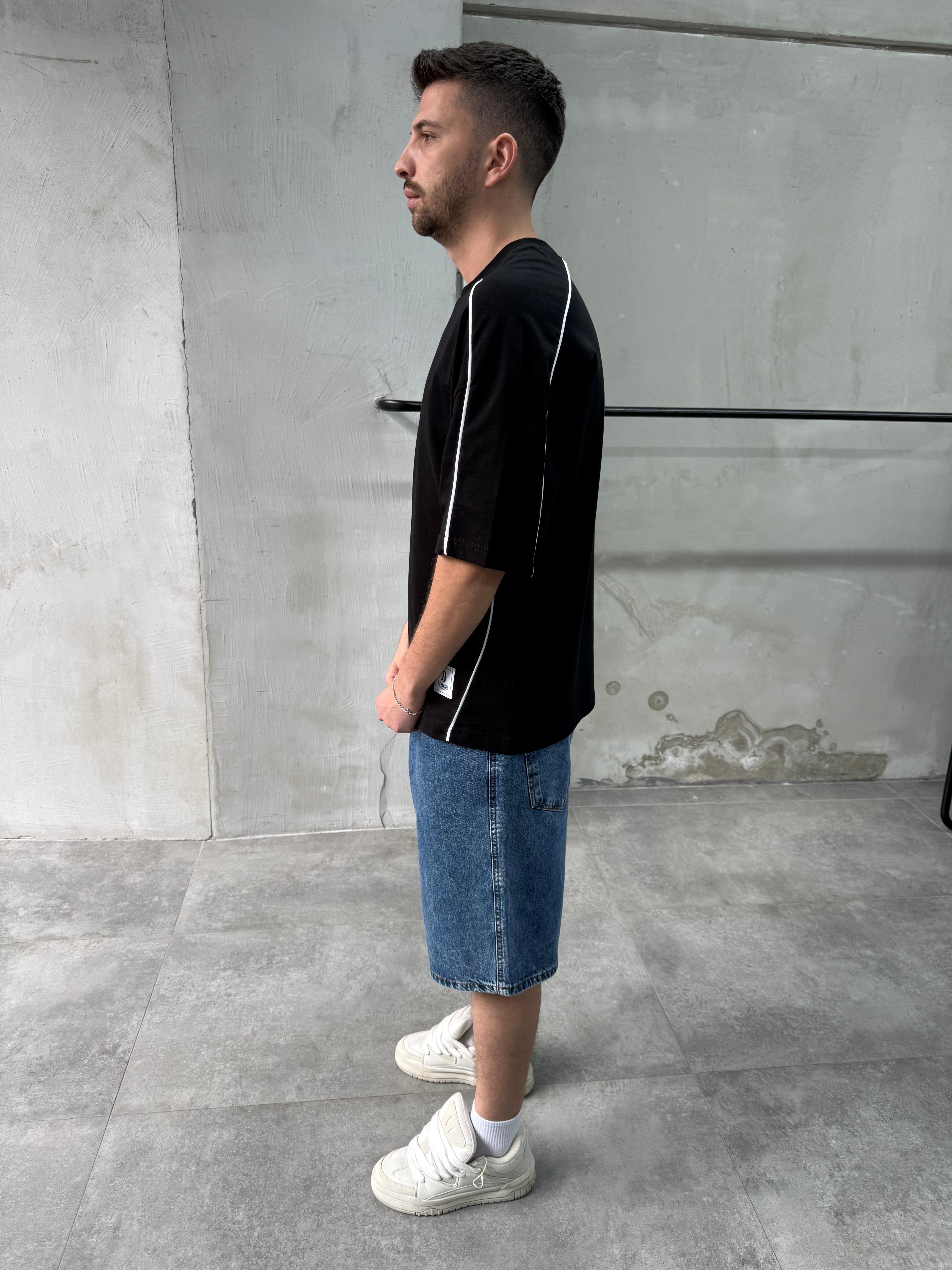 Şerit Detaylı Oversize Siyah T-shirt