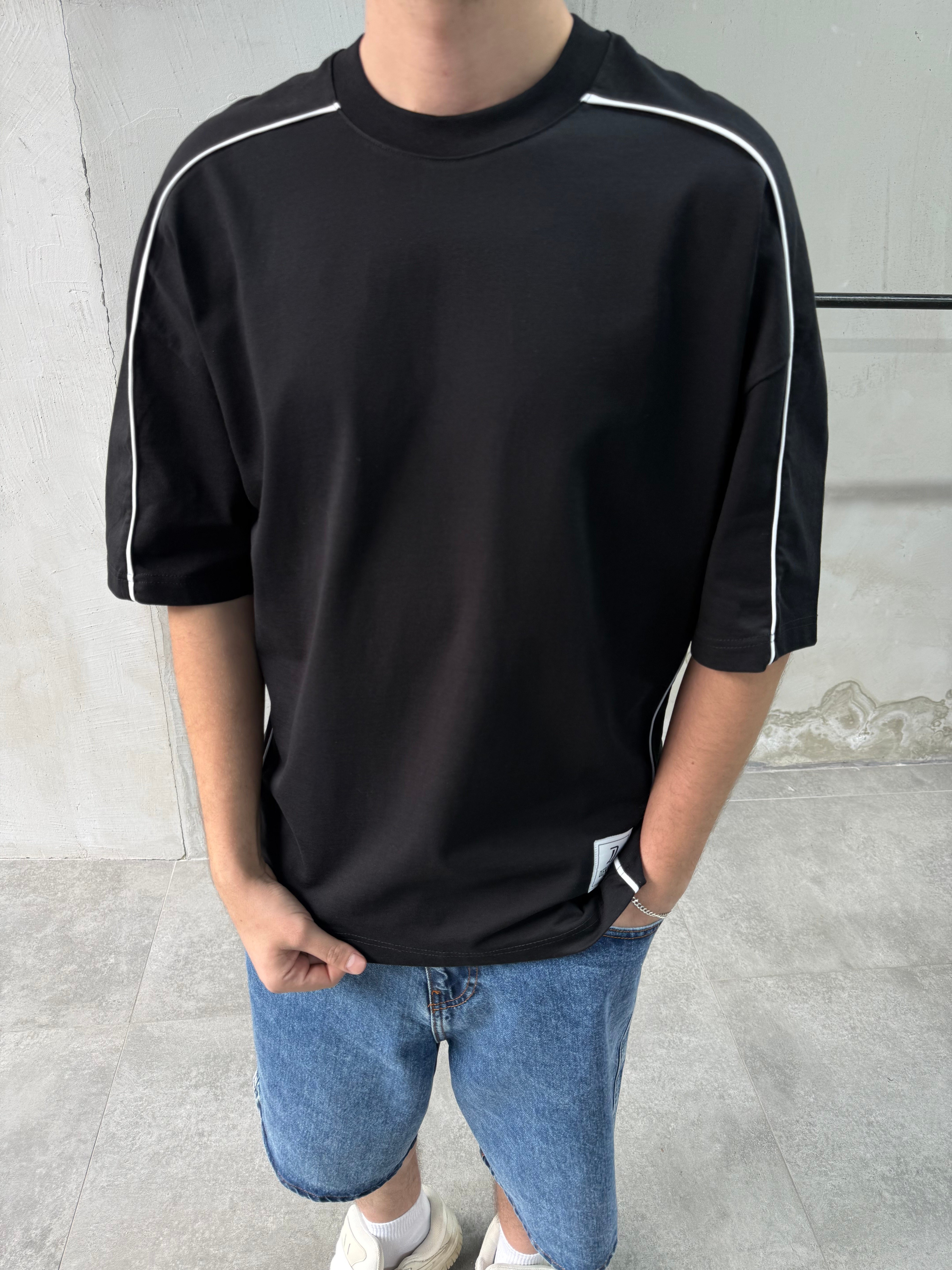 Şerit Detaylı Oversize Siyah T-shirt