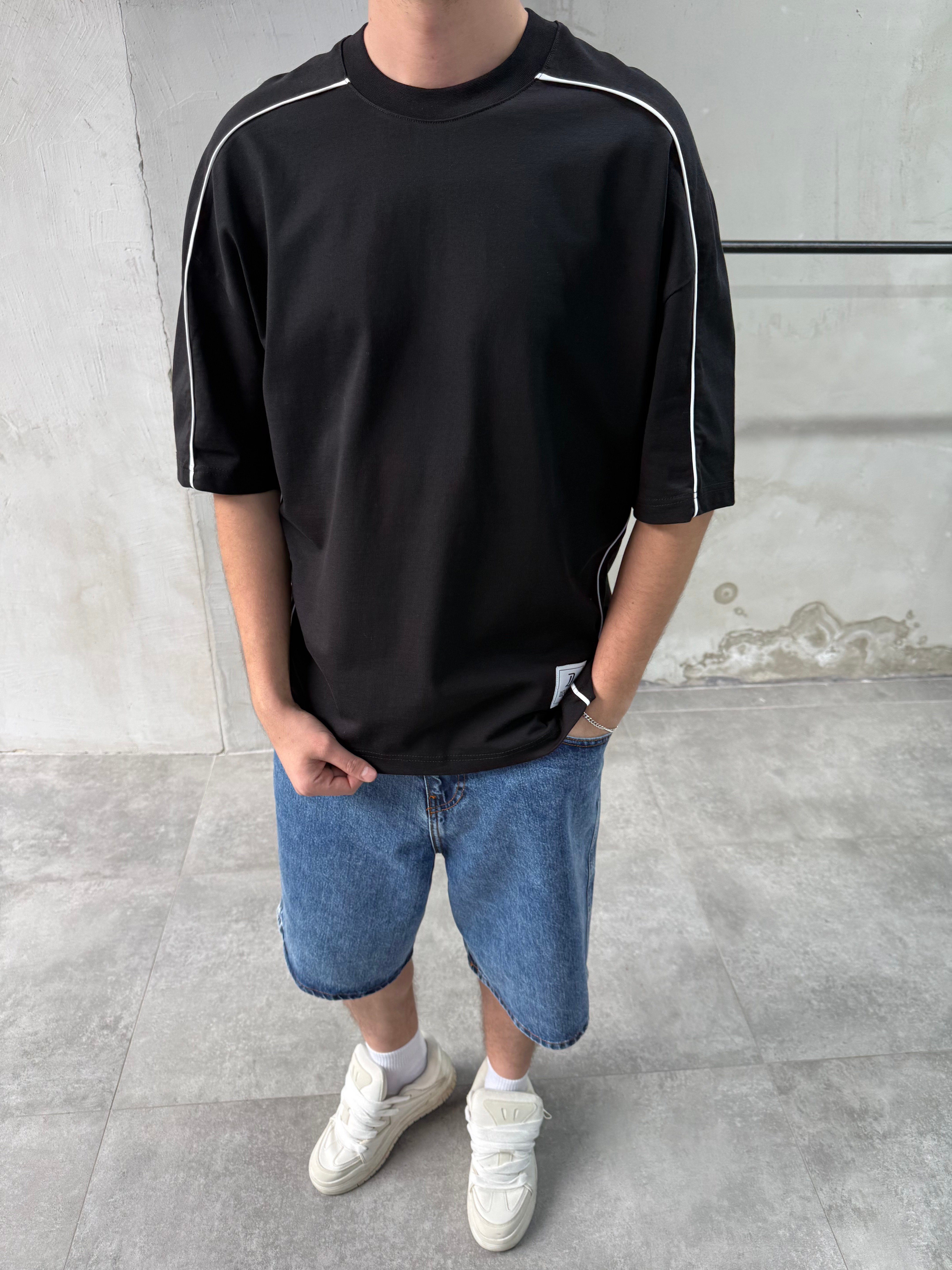 Şerit Detaylı Oversize Siyah T-shirt