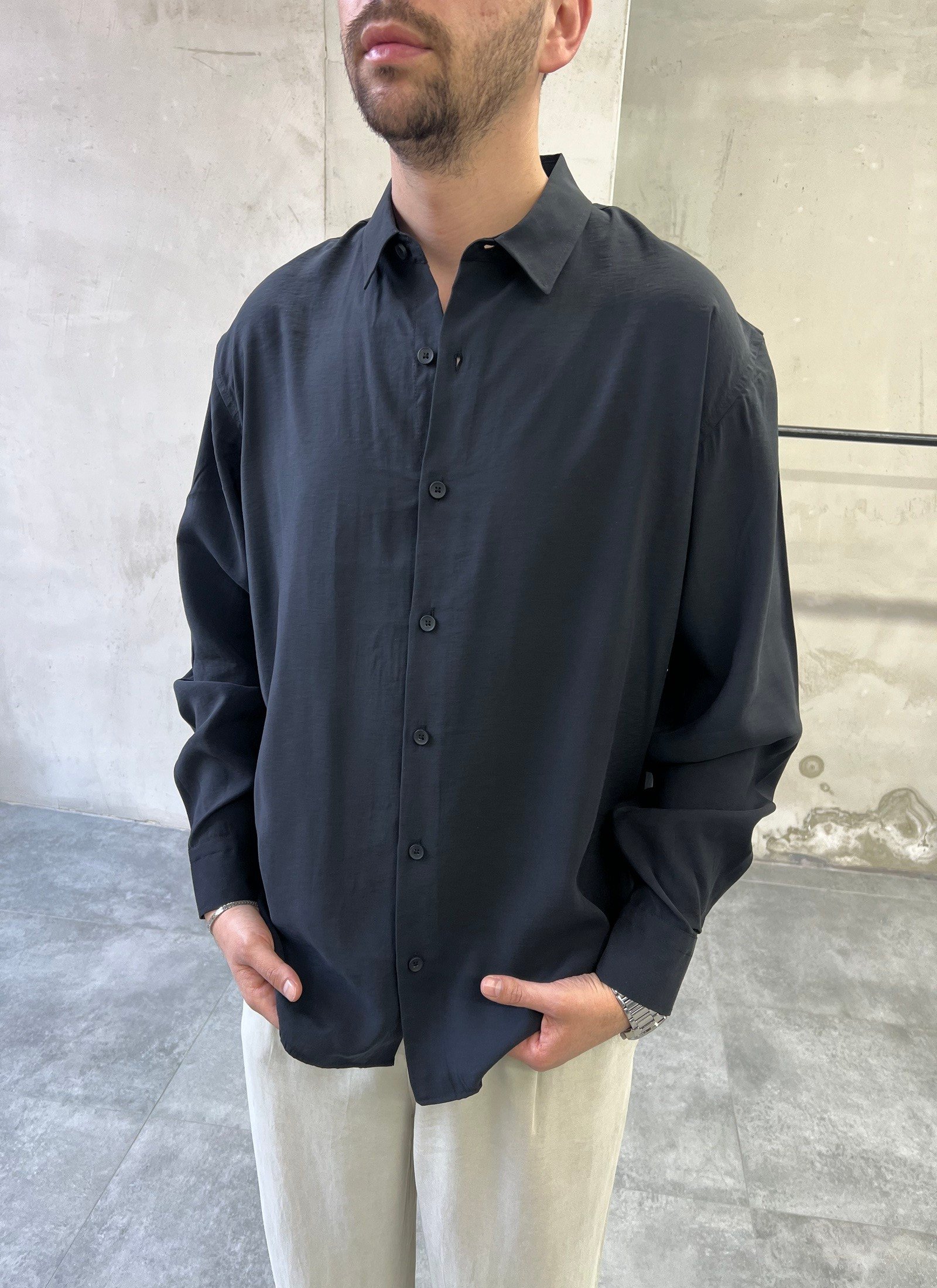 Tensel Yıkamalı Oversize Dökümlü Siyah Gömlek