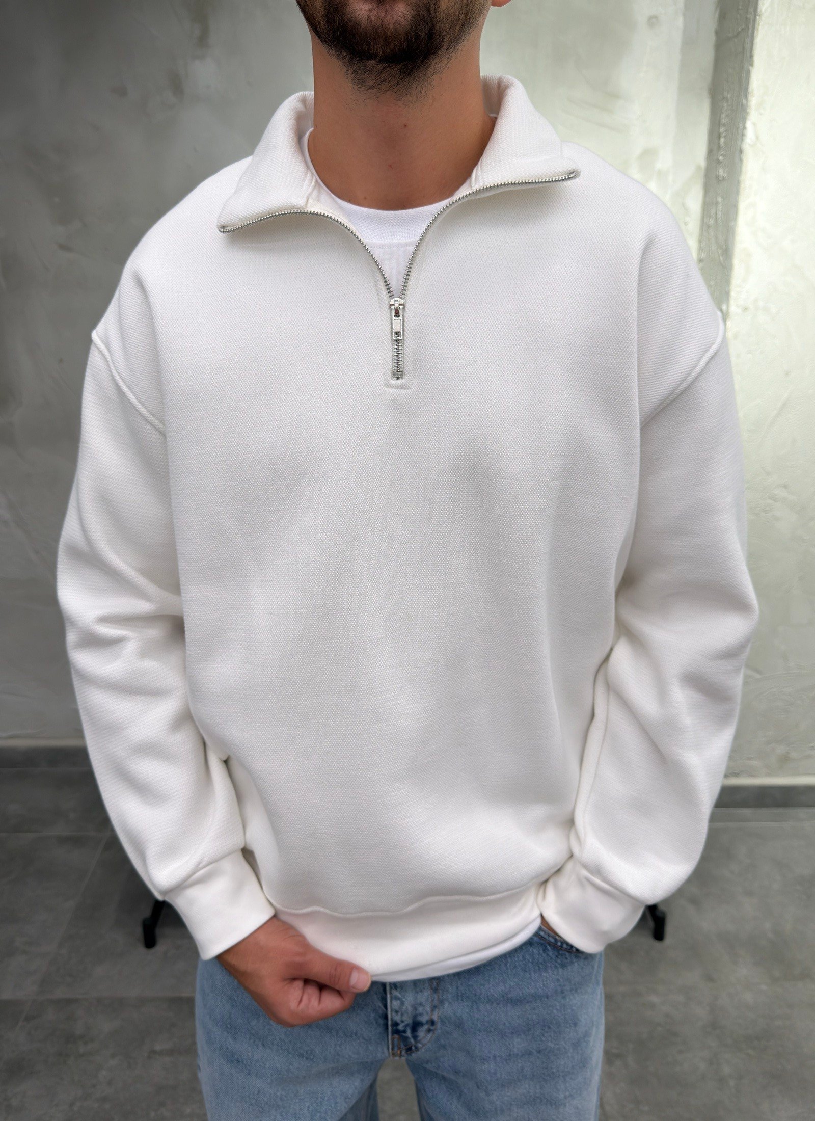 Yaka Yarım Fermuarlı Şardonlu Beyaz Sweatshirt