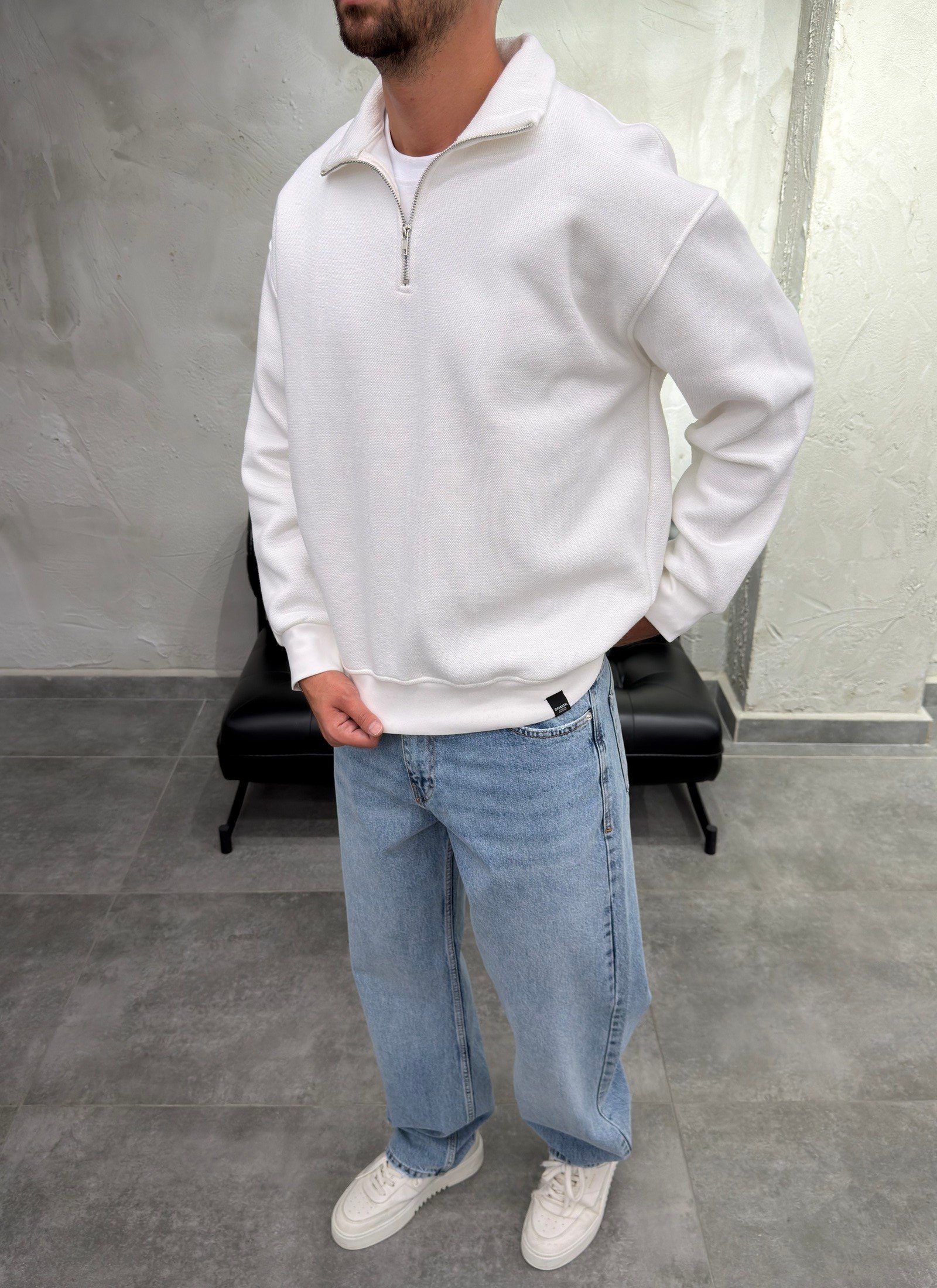 Yaka Yarım Fermuarlı Şardonlu Beyaz Sweatshirt