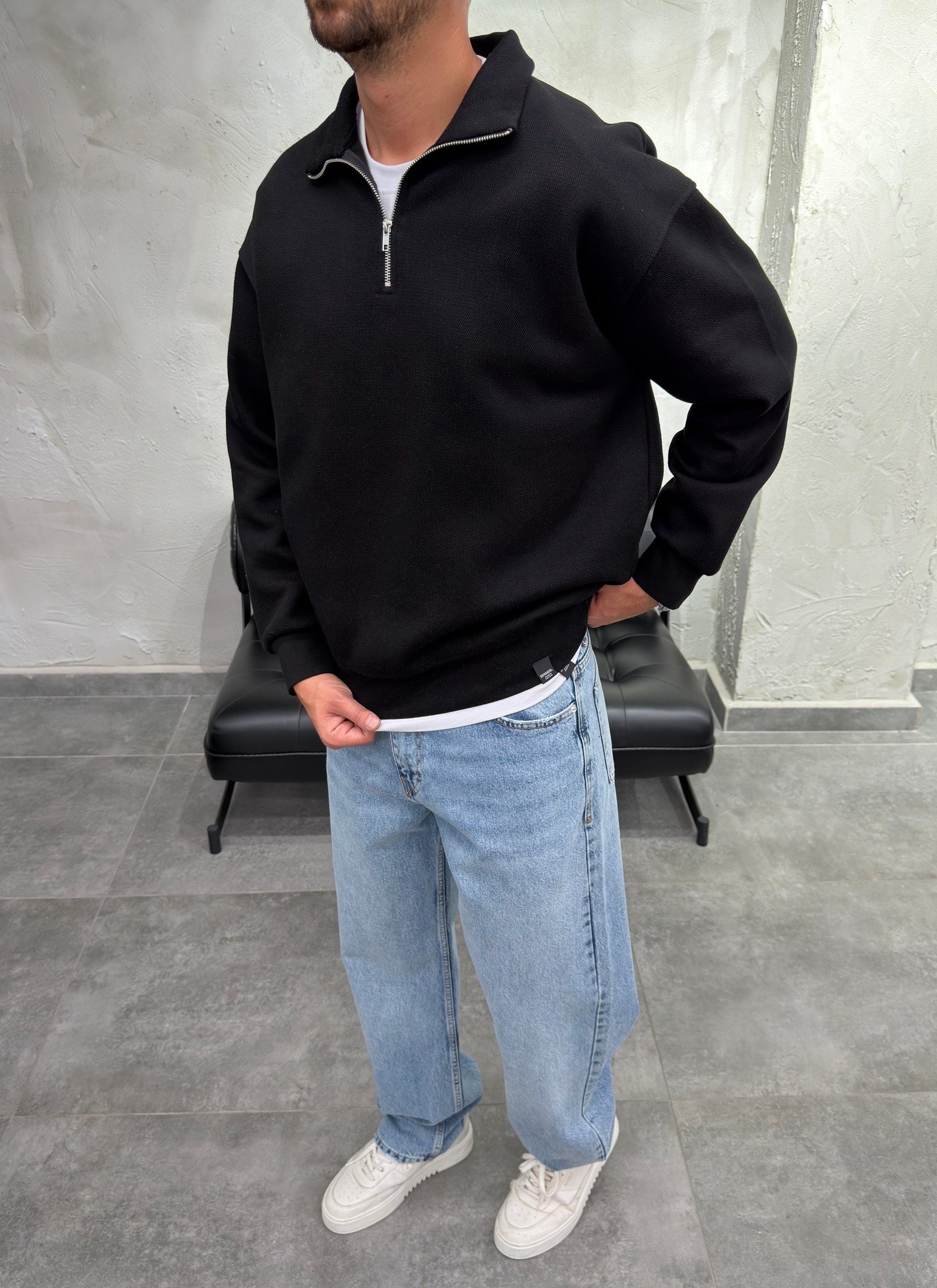 Yaka Yarım Fermuarlı Şardonlu Siyah Sweatshirt