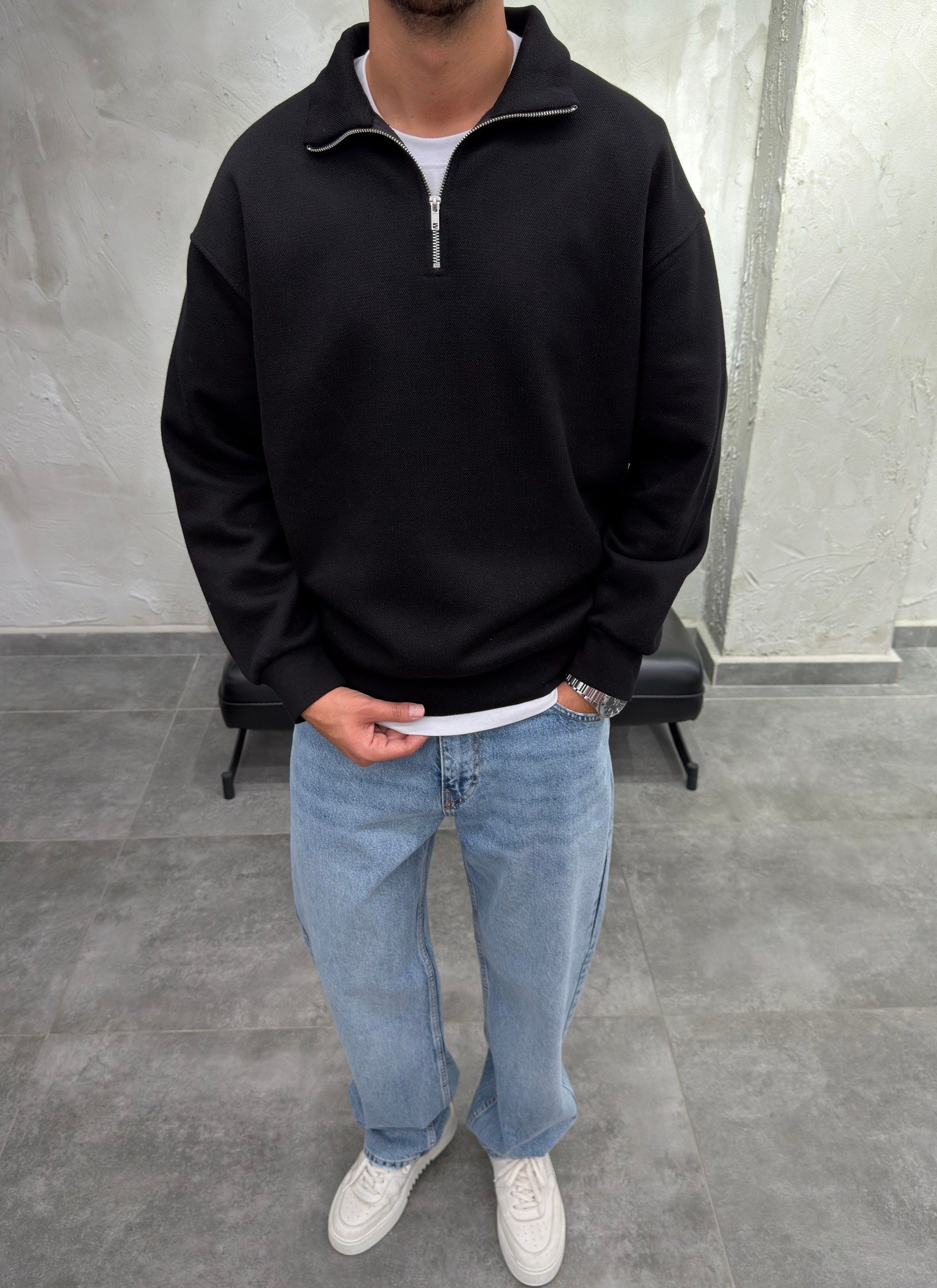 Yaka Yarım Fermuarlı Şardonlu Siyah Sweatshirt