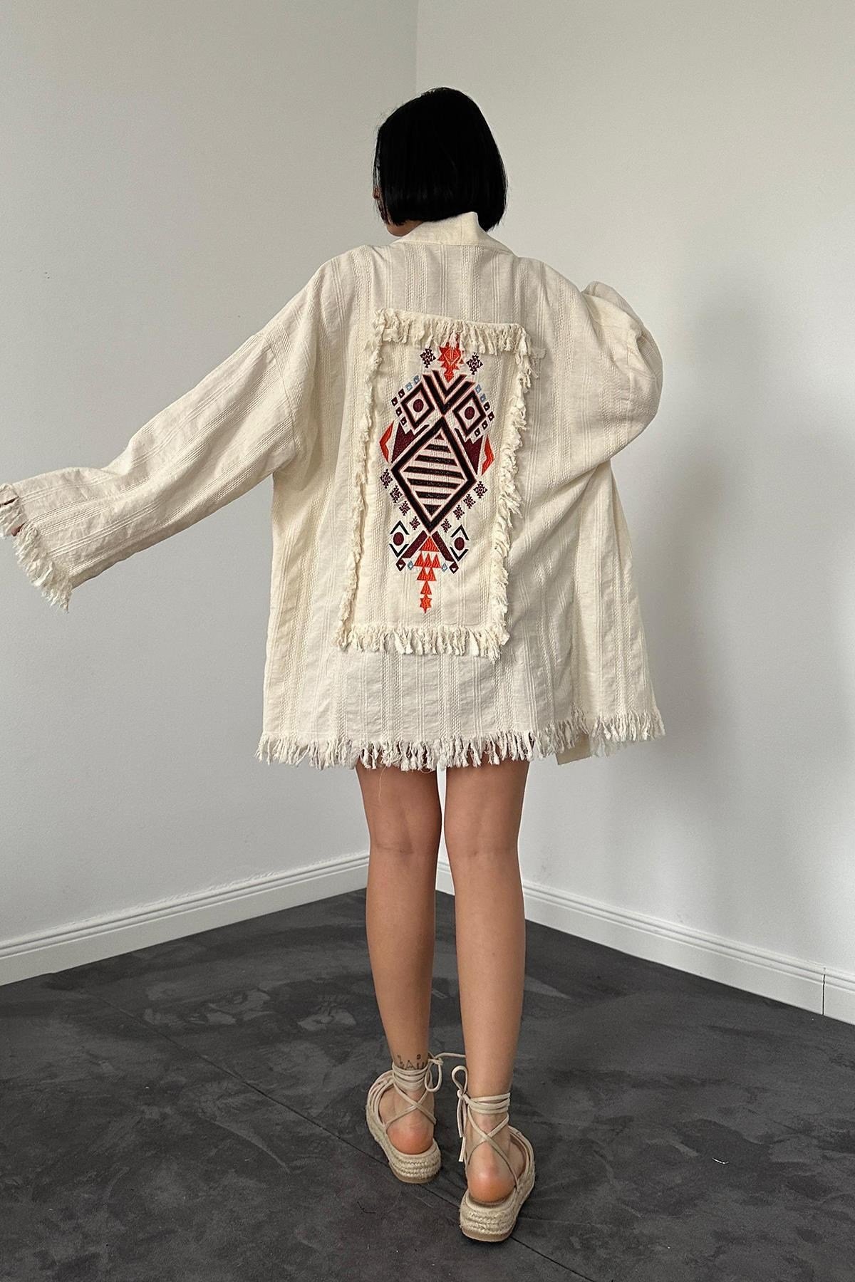 Bej Arkası Nakışlı Püskül Detaylı Kimono