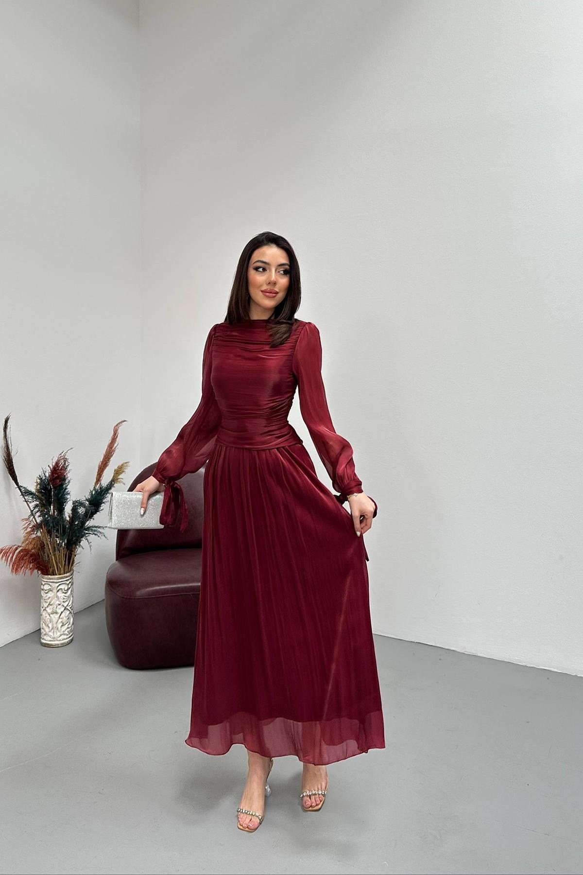 Bordo Büzgü Detaylı Manşeti Kuşaklı Elbise