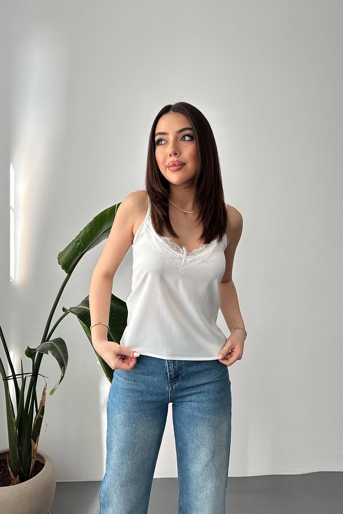 Ekru Dantelli Saten Bluz