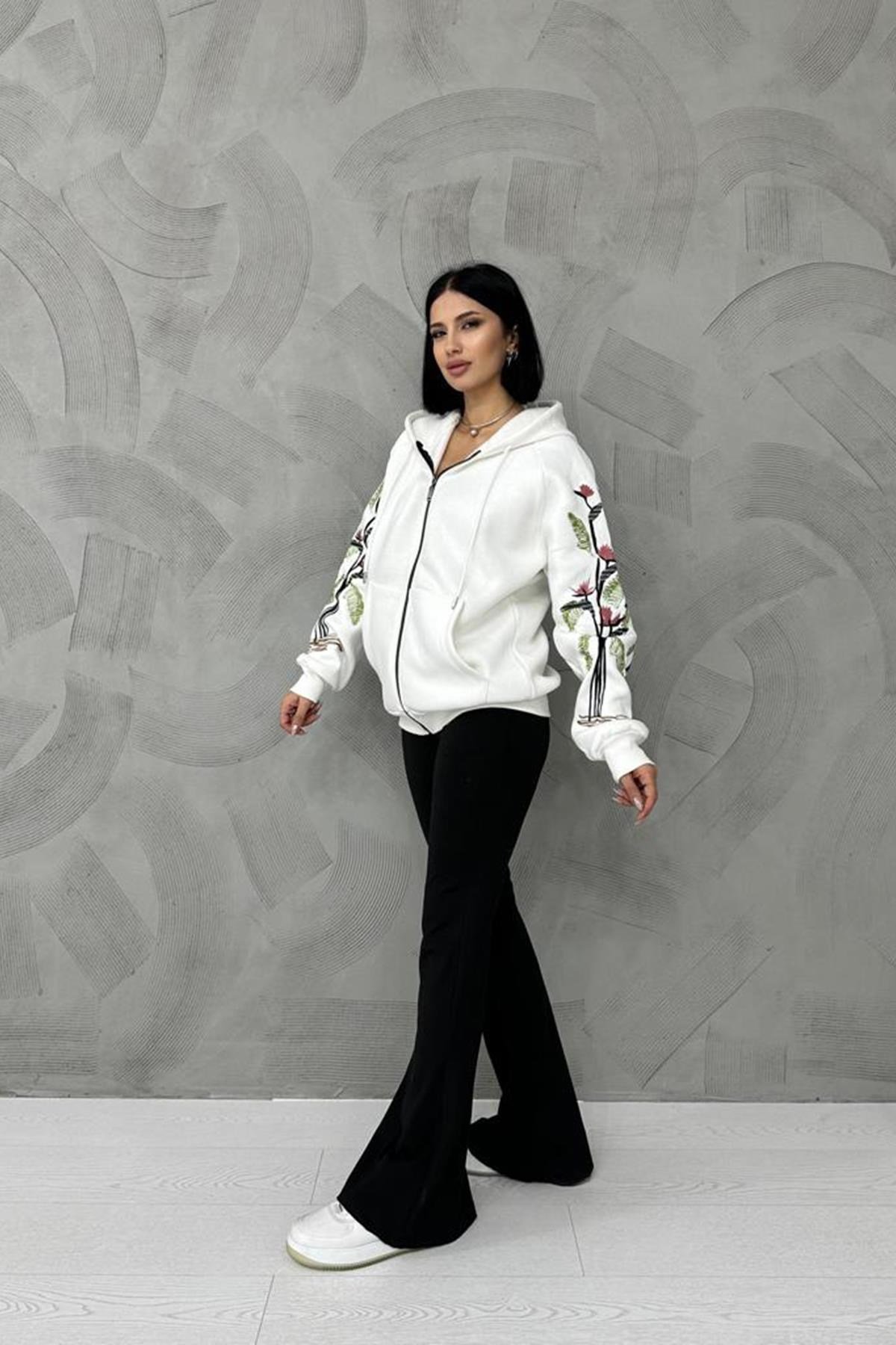 Ekru Nakışlı Sweatshirt