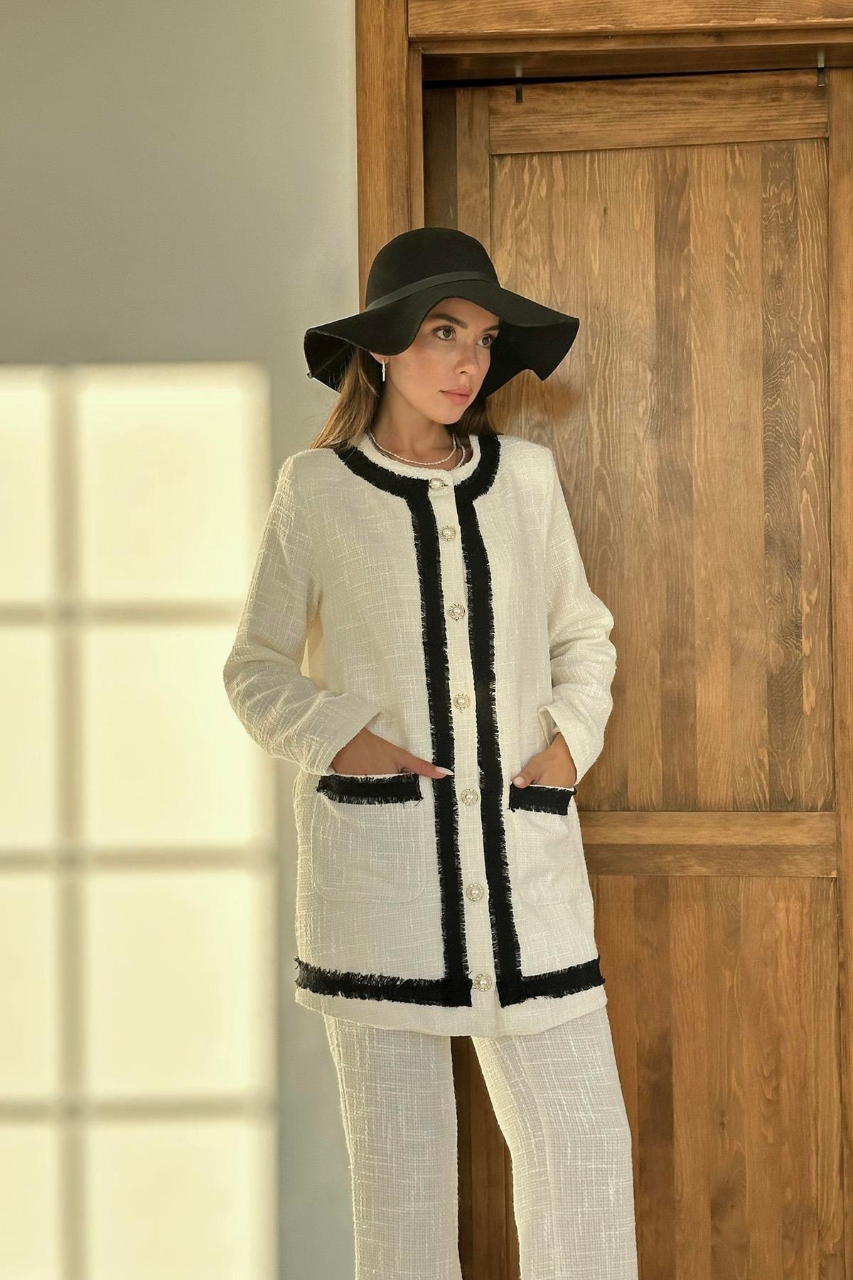 Ekru Siyah Şeritli Yakasız Ceket Ve Pantolon Takım