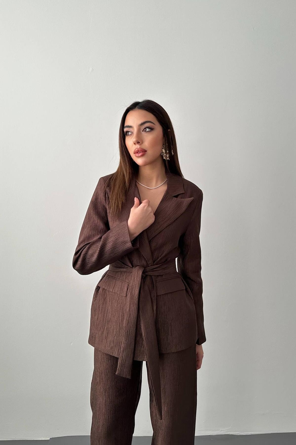 Kahverengi Beli Kuşaklı Ceket Ve Pantolon Parlak Takım