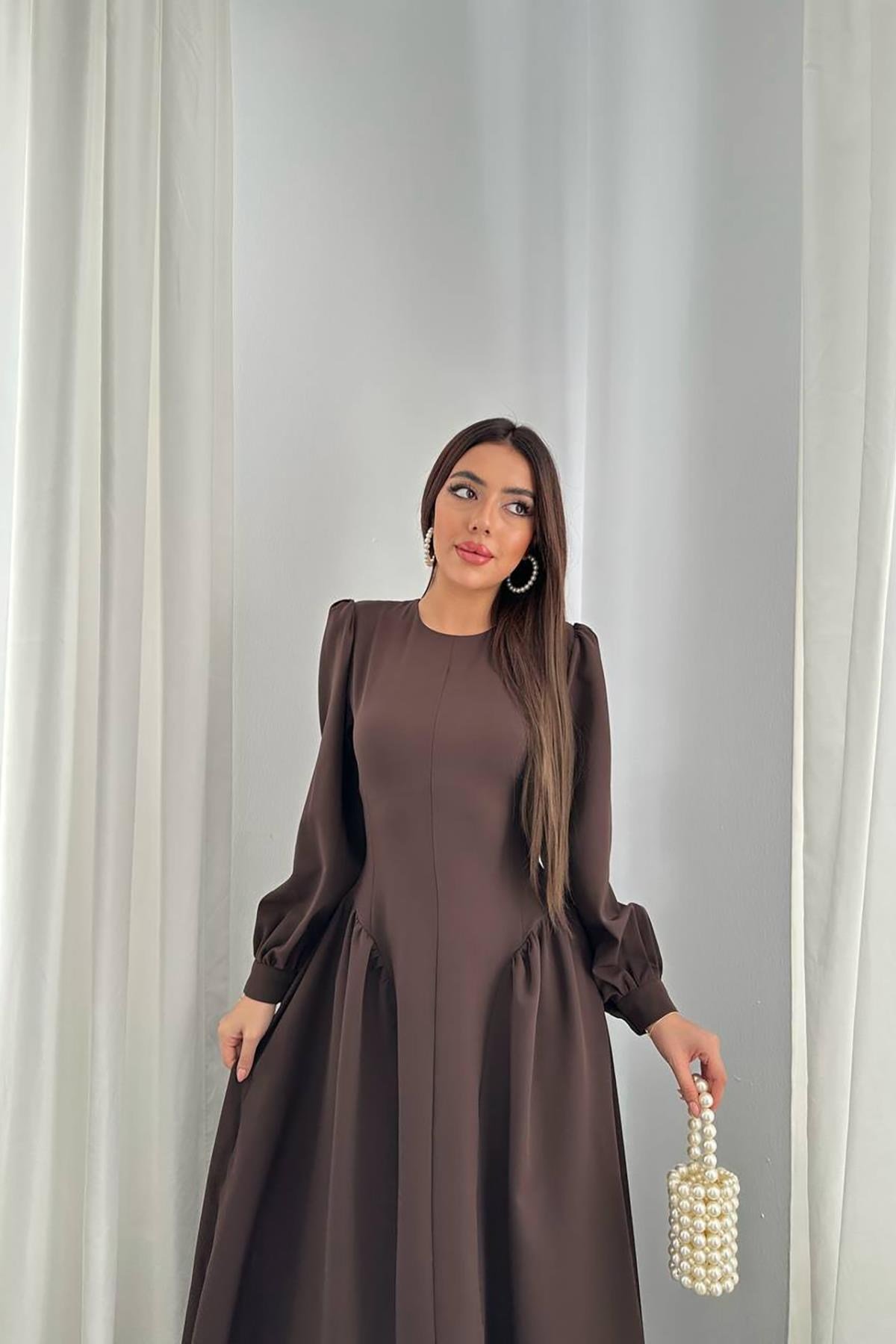 Kahverengi Yanları Büzgülü Uzun Kollu Elbise