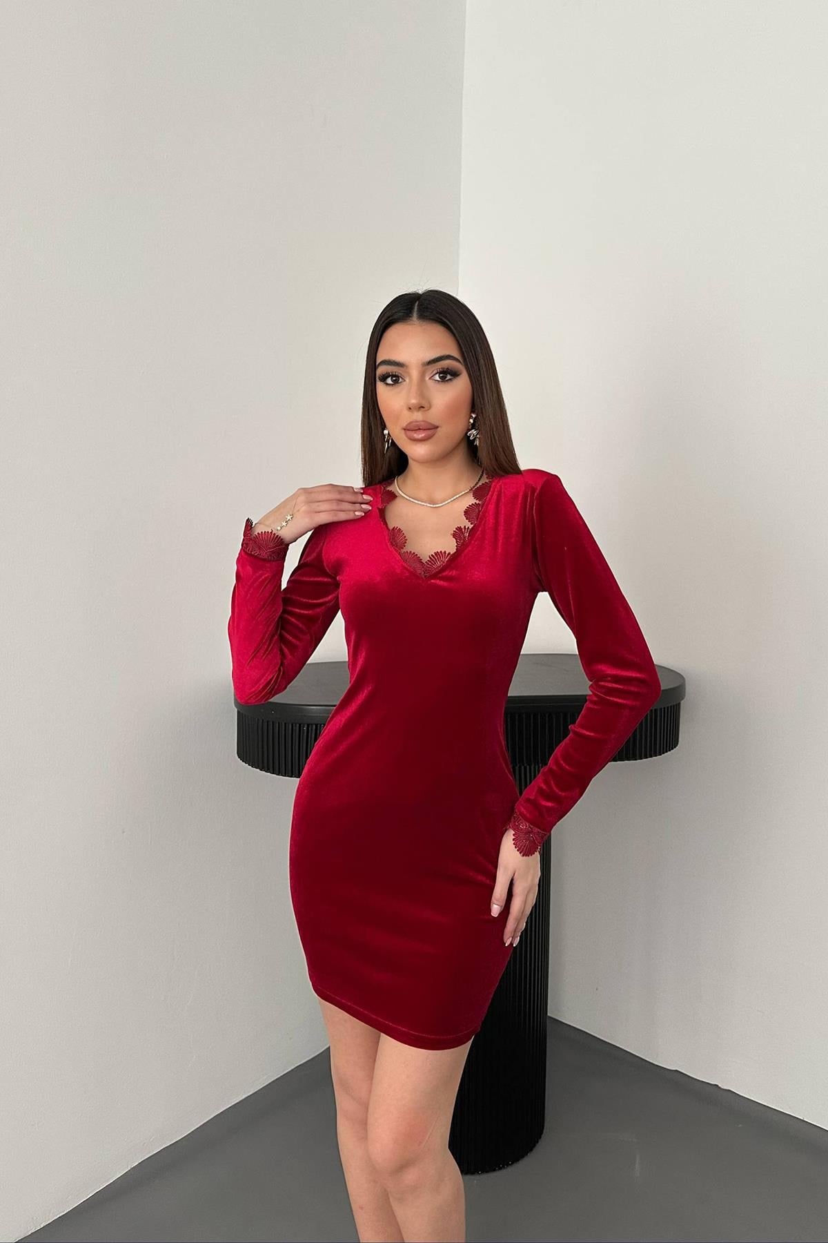 Kırmızı Yaka Ve Kol Dantelli Mini Elbise