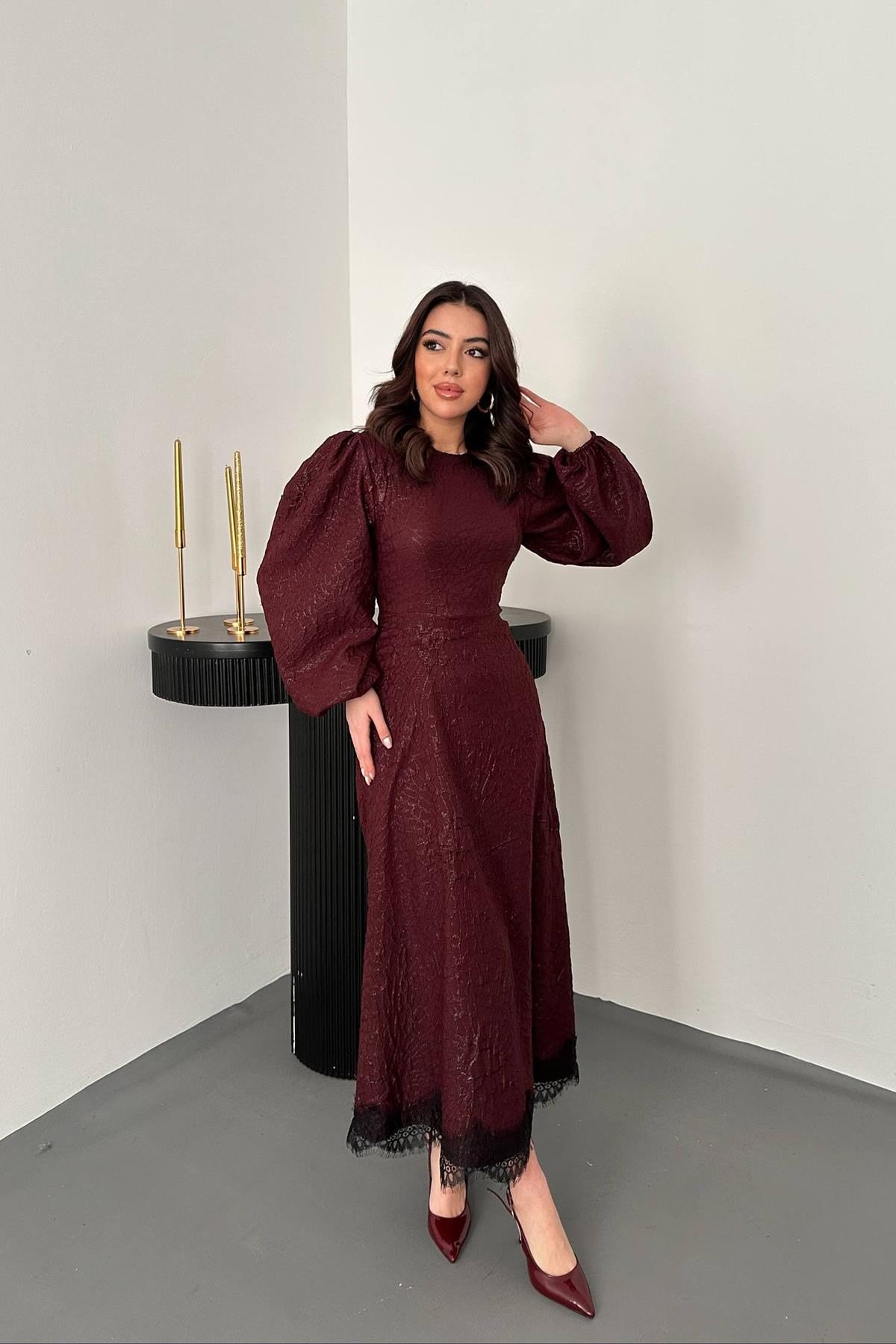 Mürdüm Kabartmalı Dantel Detaylı Kemerli Uzun Elbise