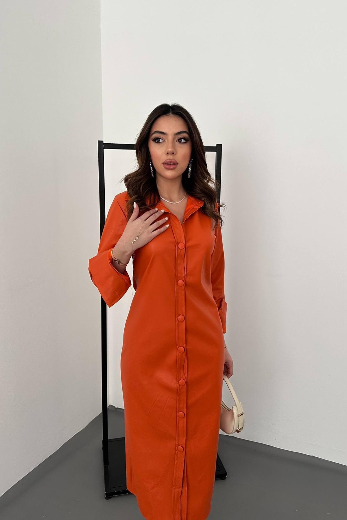 Oranj Boydan Düğmeli Deri Elbise