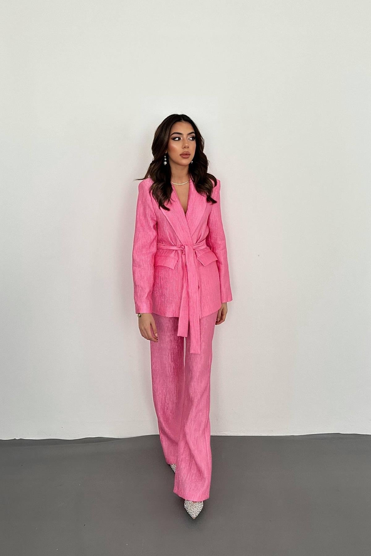 Pembe Beli Kuşaklı Ceket Ve Pantolon Parlak Takım