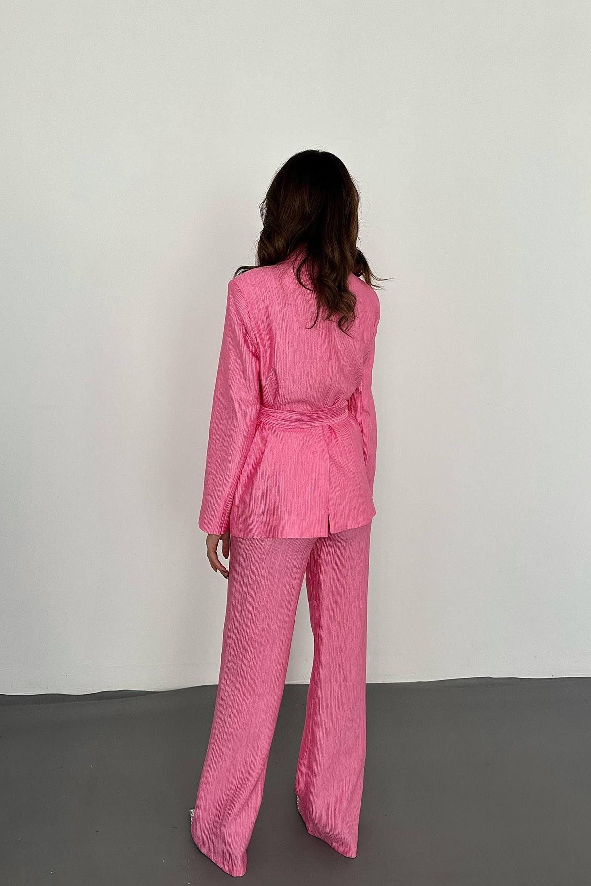 Pembe Beli Kuşaklı Ceket Ve Pantolon Parlak Takım