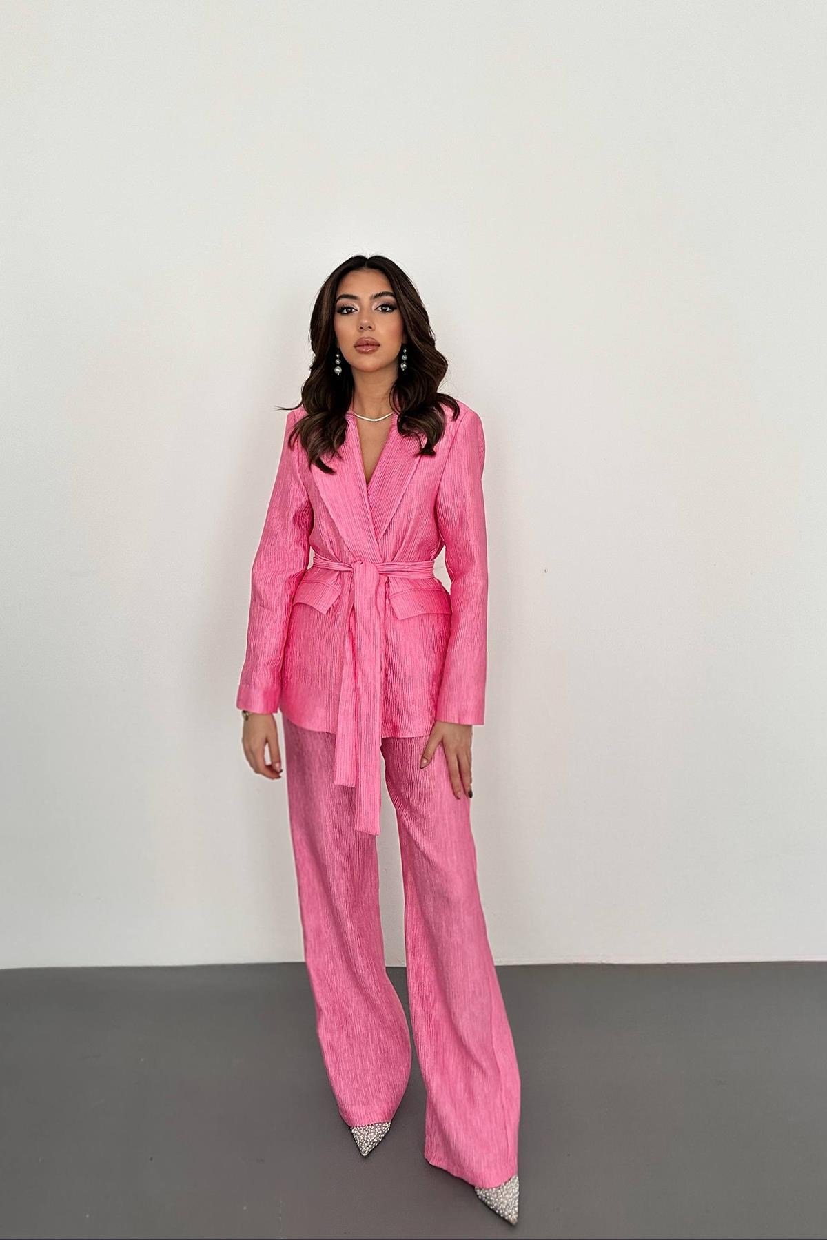 Pembe Beli Kuşaklı Ceket Ve Pantolon Parlak Takım